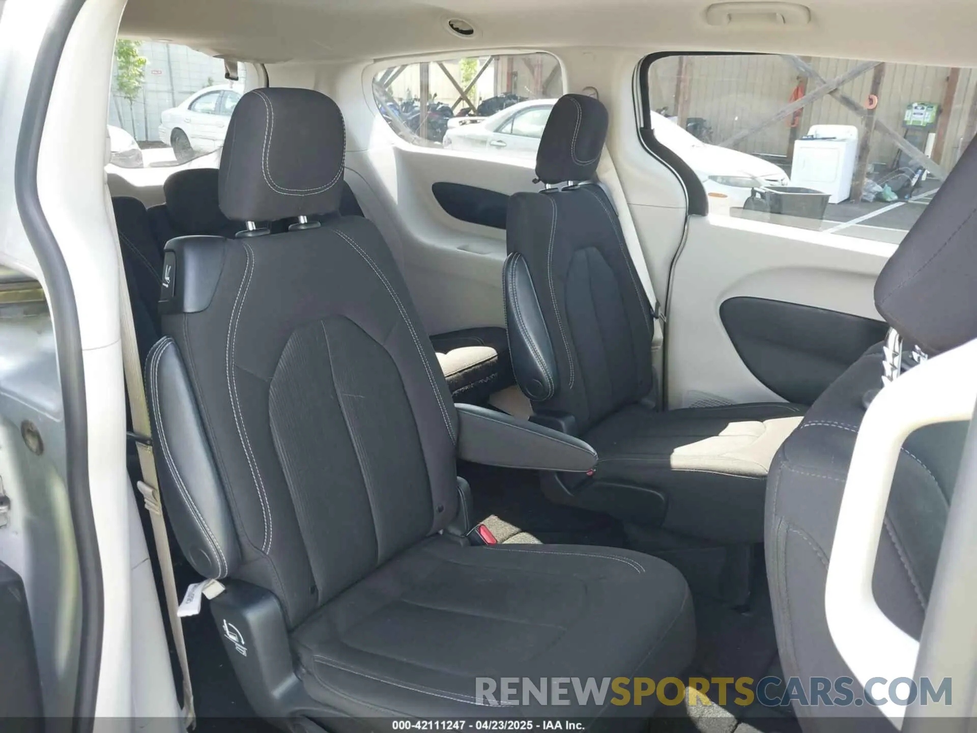 8 fotografías del automóvil dañado 2C4RC1CG0PR597647 CHRYSLER VOYAGER 2023