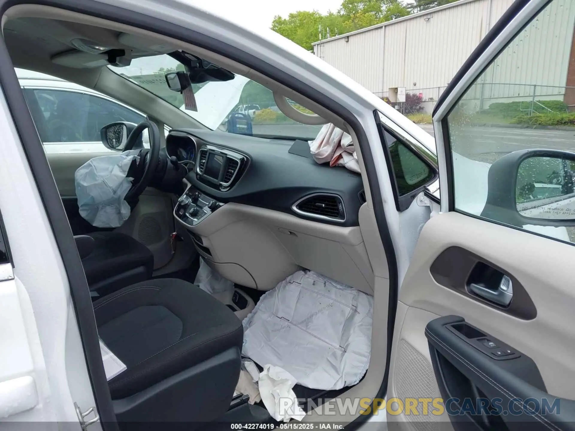 5 fotografías del automóvil dañado 2C4RC1CG0PR617041 CHRYSLER VOYAGER 2023