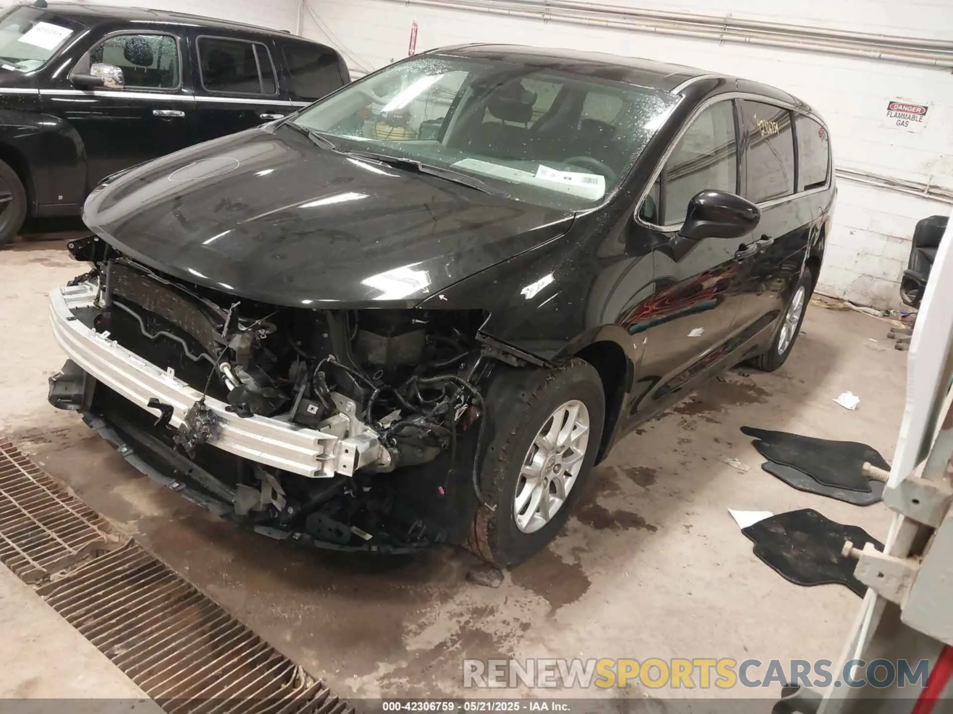 2 fotografías del automóvil dañado 2C4RC1CG1PR548330 CHRYSLER VOYAGER 2023