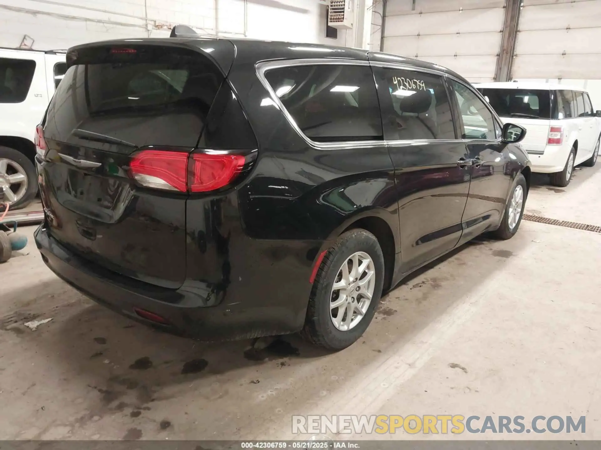4 fotografías del automóvil dañado 2C4RC1CG1PR548330 CHRYSLER VOYAGER 2023