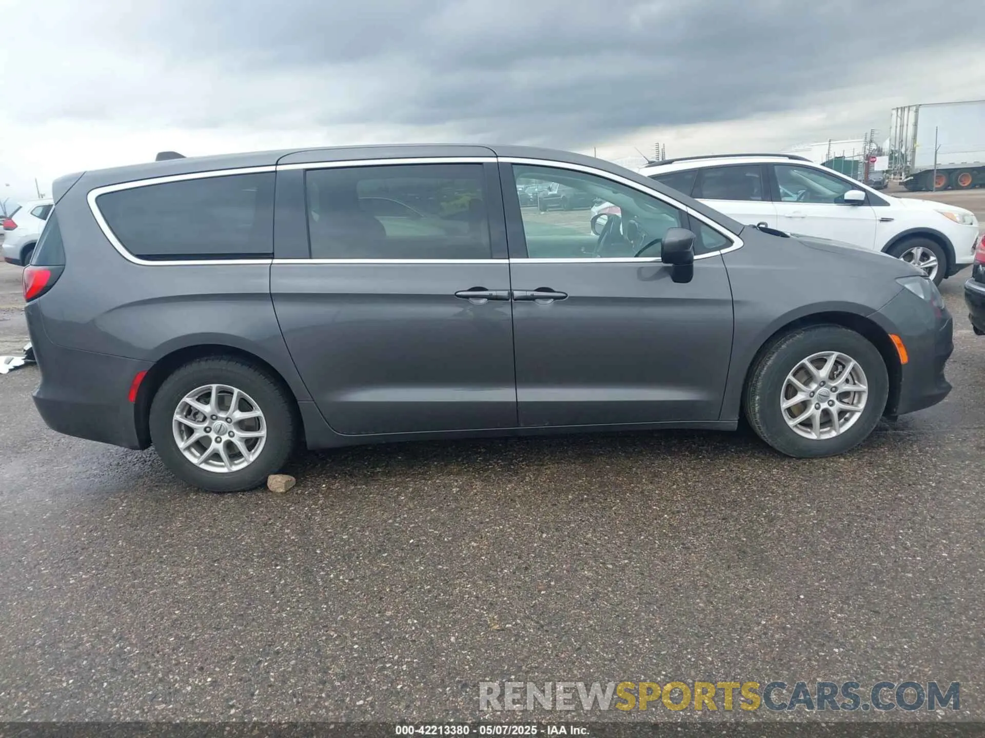 13 fotografías del automóvil dañado 2C4RC1CG1PR610616 CHRYSLER VOYAGER 2023