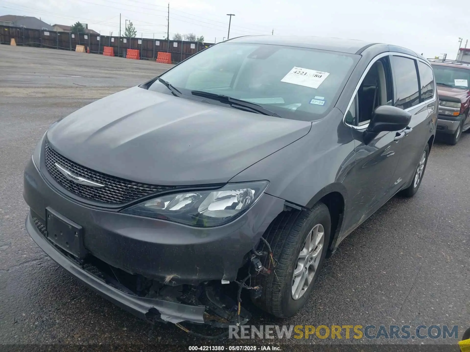 2 fotografías del automóvil dañado 2C4RC1CG1PR610616 CHRYSLER VOYAGER 2023