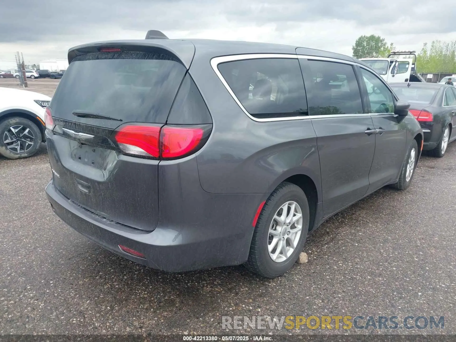 4 fotografías del automóvil dañado 2C4RC1CG1PR610616 CHRYSLER VOYAGER 2023