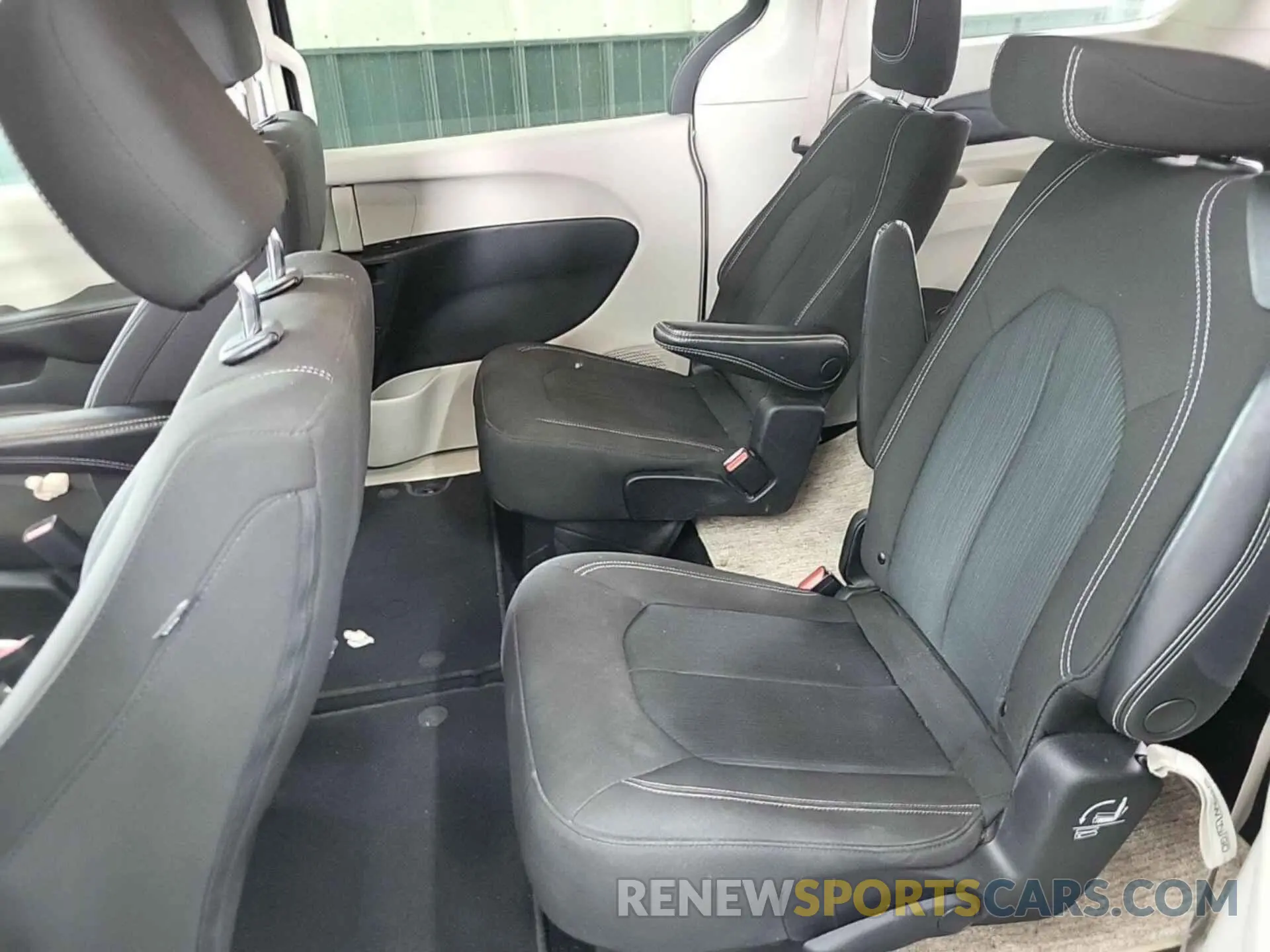 17 fotografías del automóvil dañado 2C4RC1CG2PR516082 CHRYSLER VOYAGER 2023