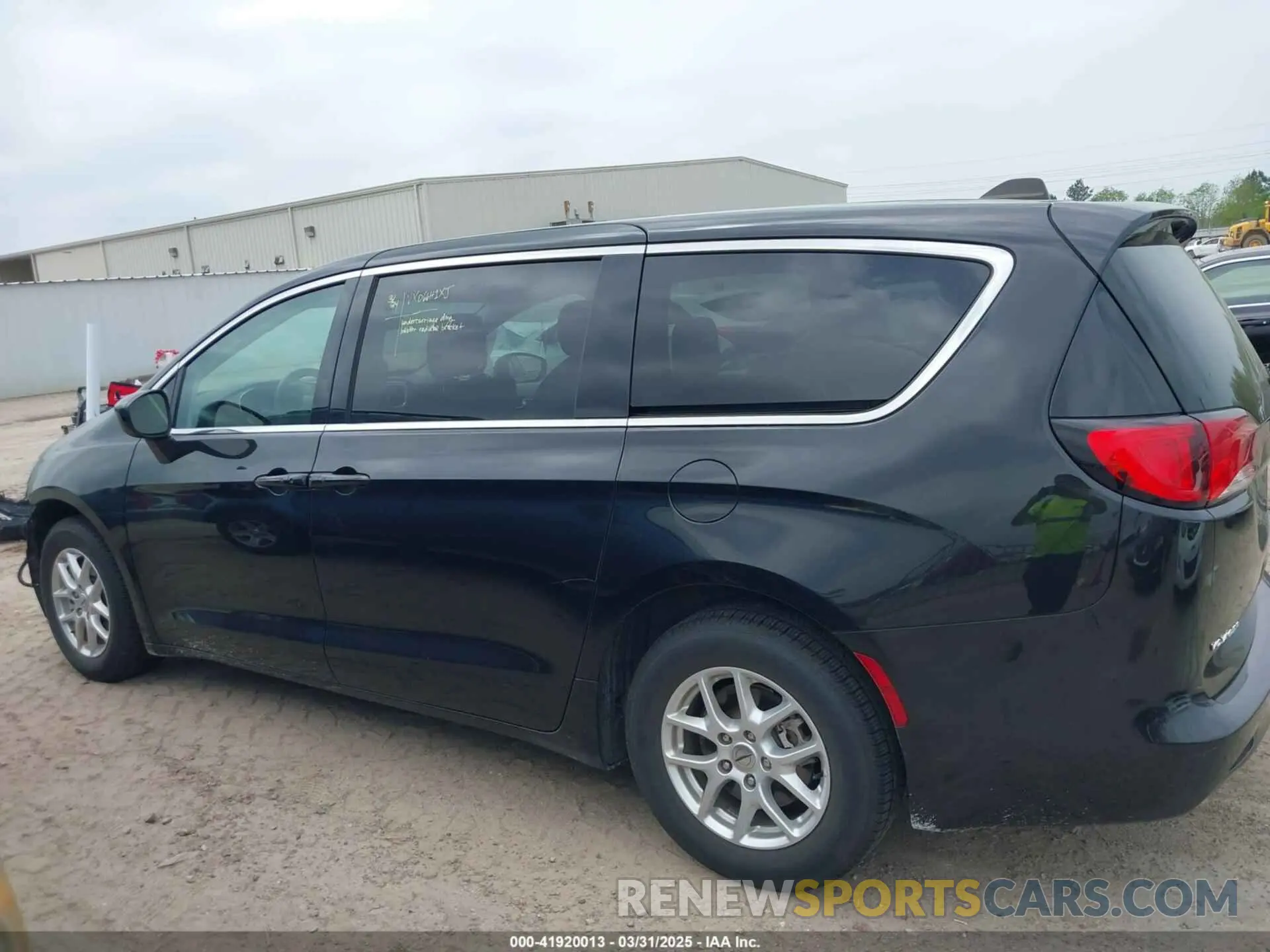 15 fotografías del automóvil dañado 2C4RC1CG2PR535859 CHRYSLER VOYAGER 2023