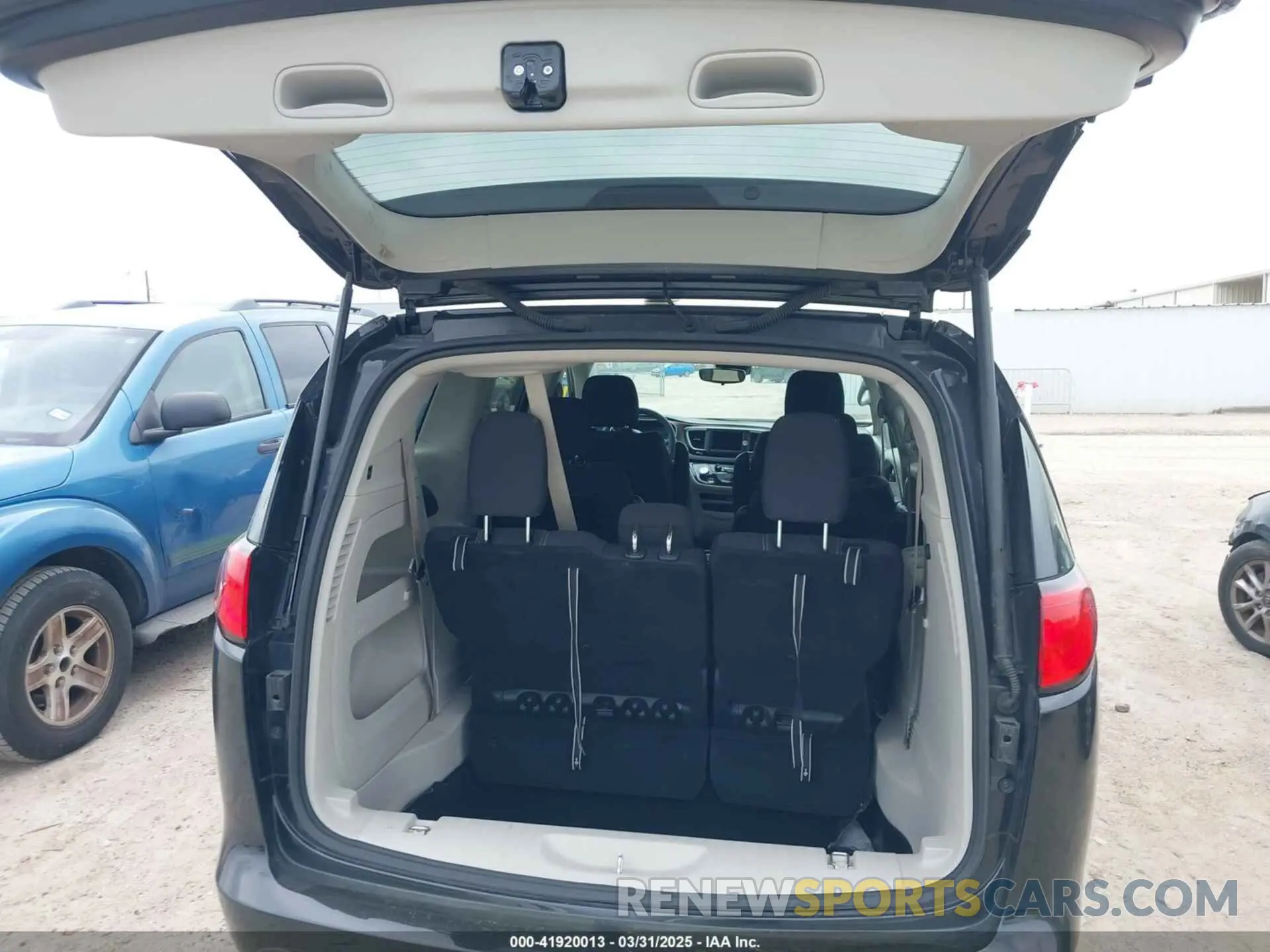 18 fotografías del automóvil dañado 2C4RC1CG2PR535859 CHRYSLER VOYAGER 2023