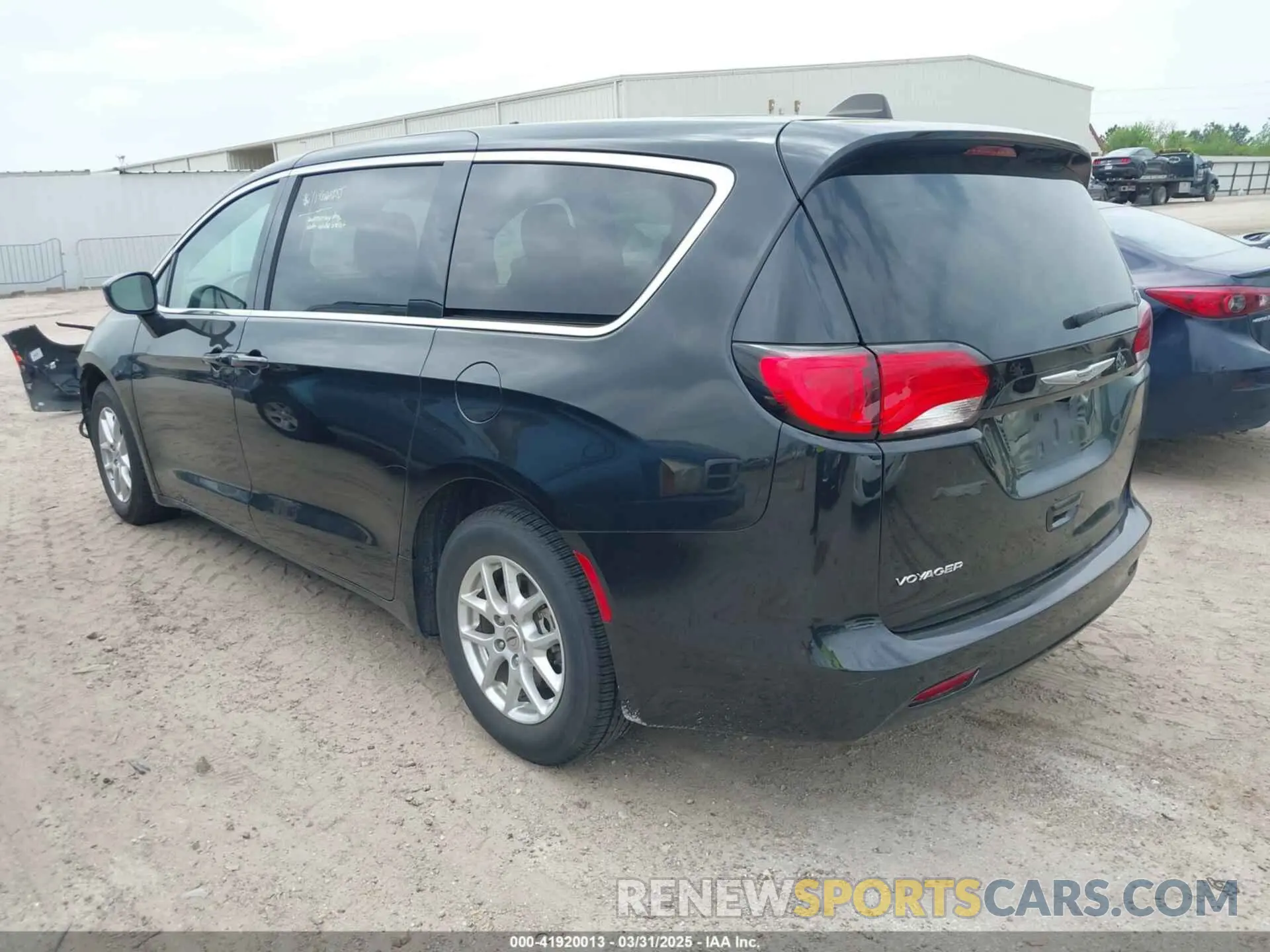 3 fotografías del automóvil dañado 2C4RC1CG2PR535859 CHRYSLER VOYAGER 2023
