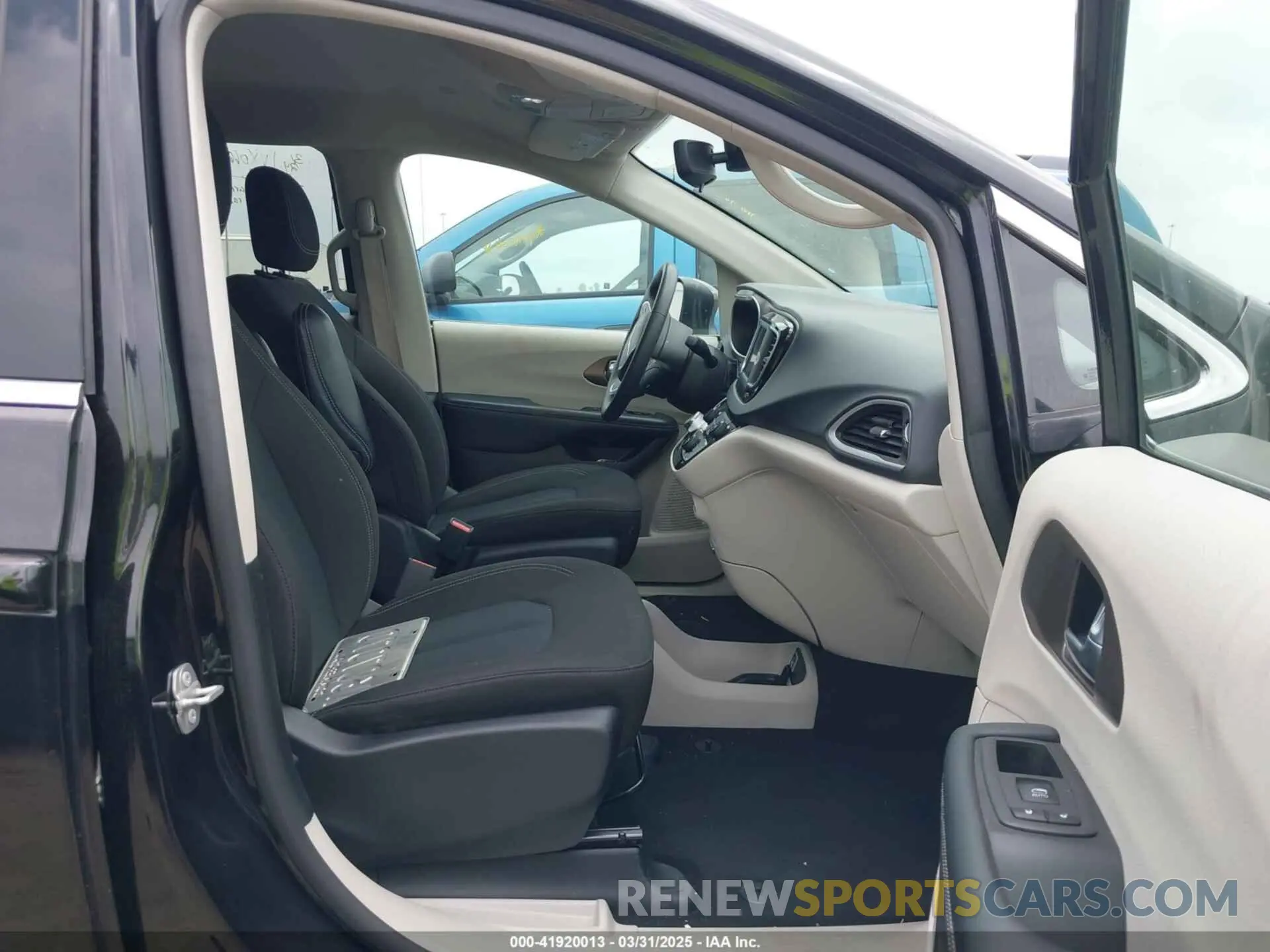 5 fotografías del automóvil dañado 2C4RC1CG2PR535859 CHRYSLER VOYAGER 2023
