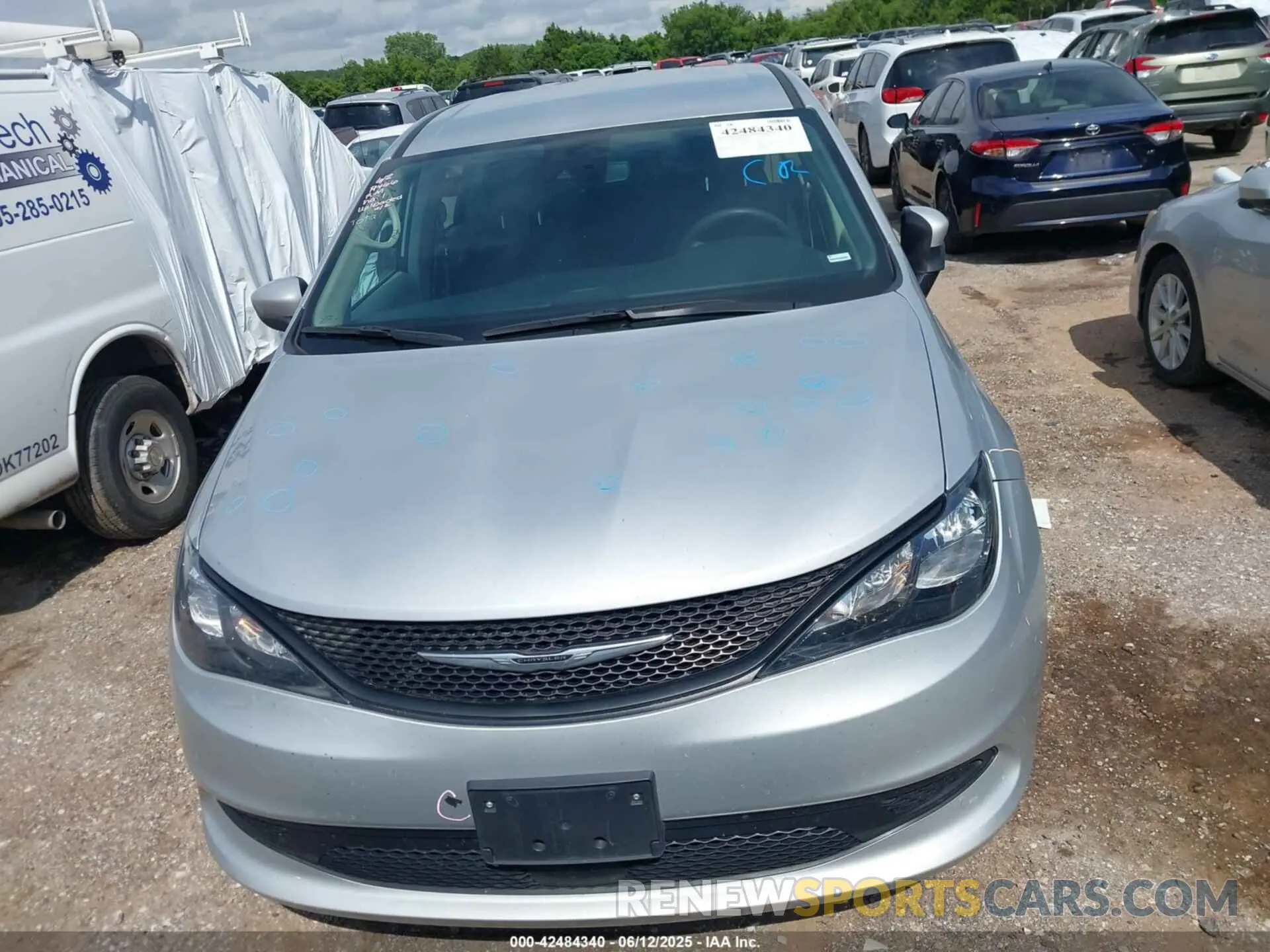 12 fotografías del automóvil dañado 2C4RC1CG2PR550068 CHRYSLER VOYAGER 2023