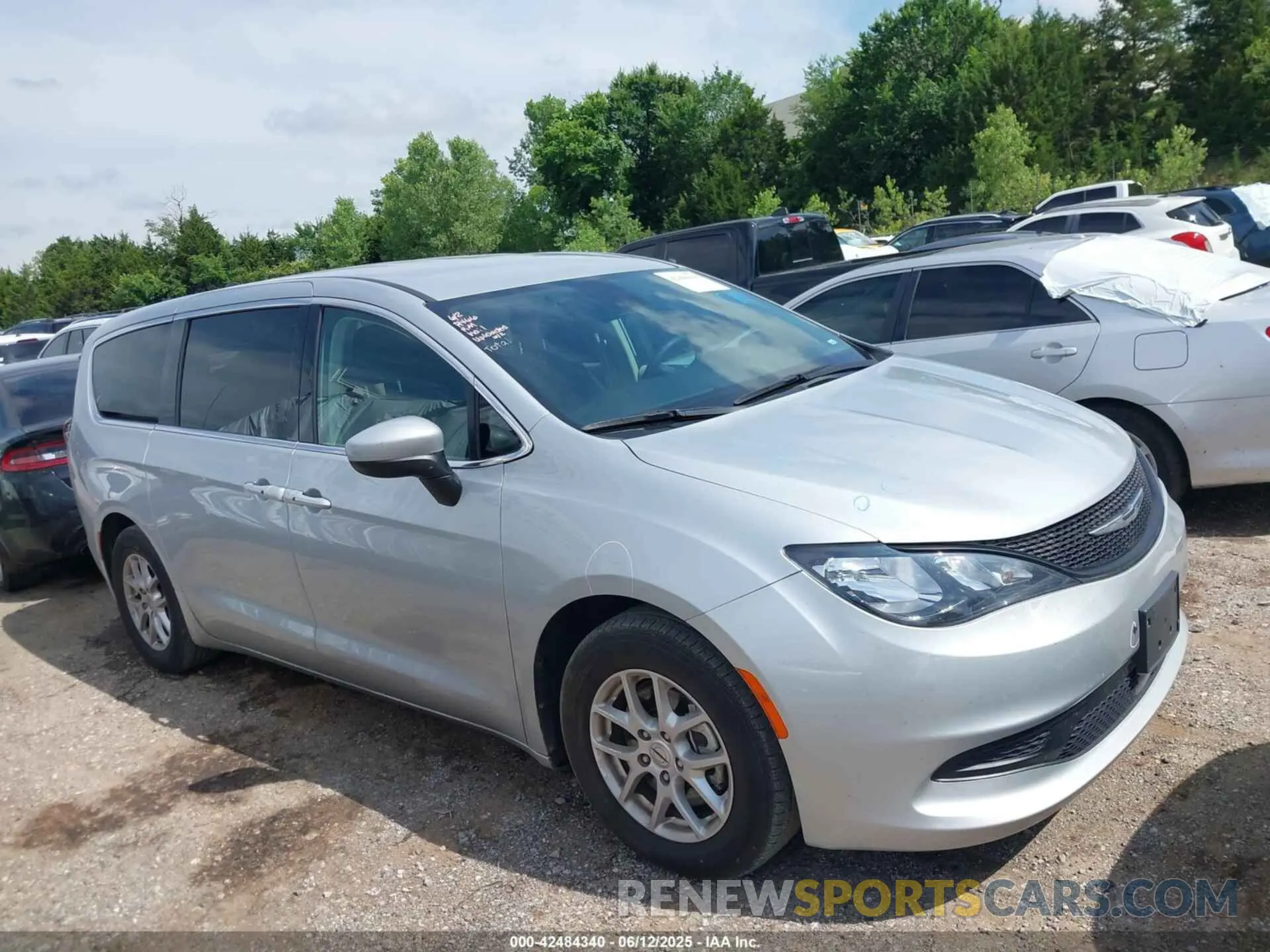 13 fotografías del automóvil dañado 2C4RC1CG2PR550068 CHRYSLER VOYAGER 2023