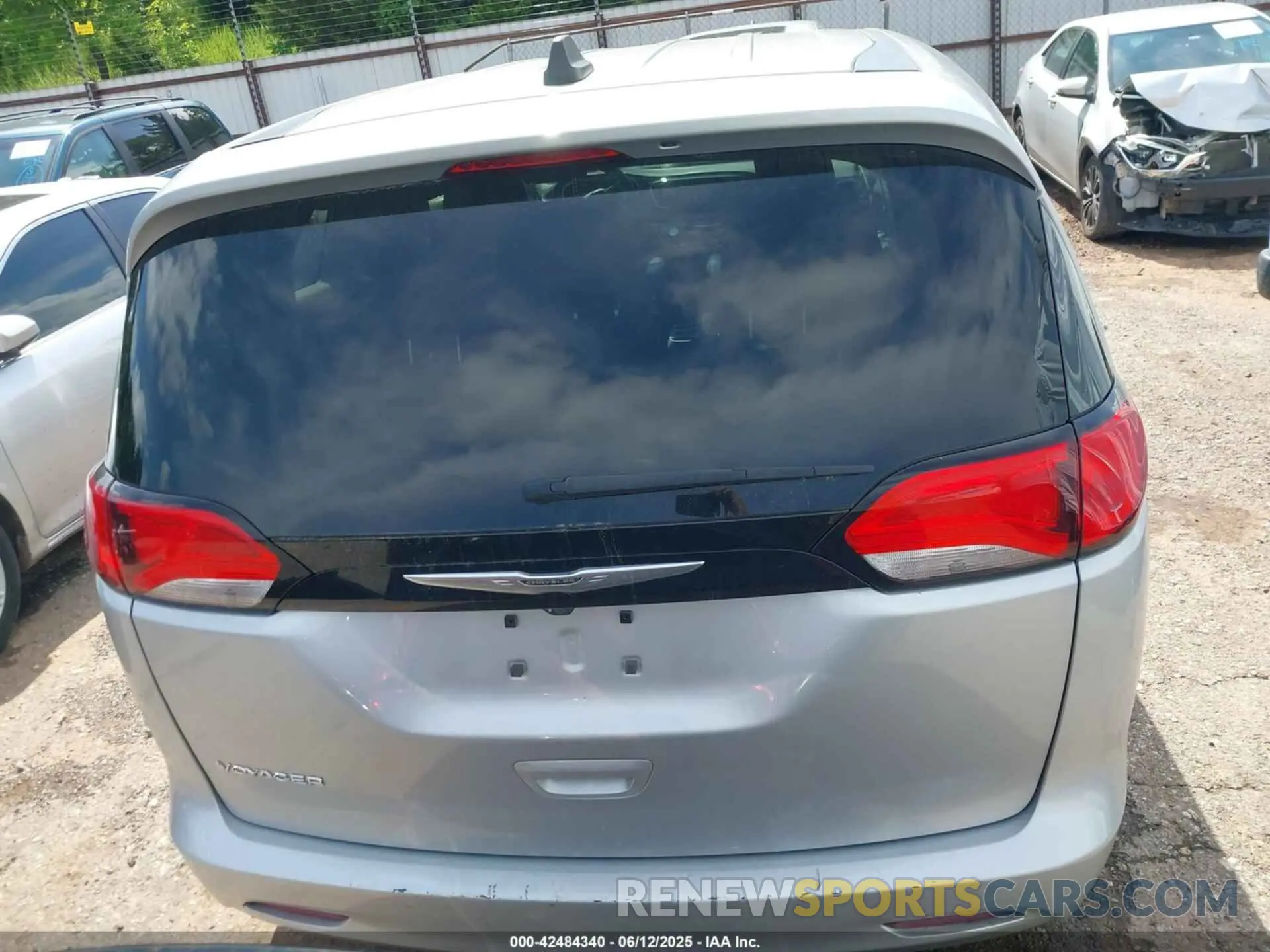 16 fotografías del automóvil dañado 2C4RC1CG2PR550068 CHRYSLER VOYAGER 2023