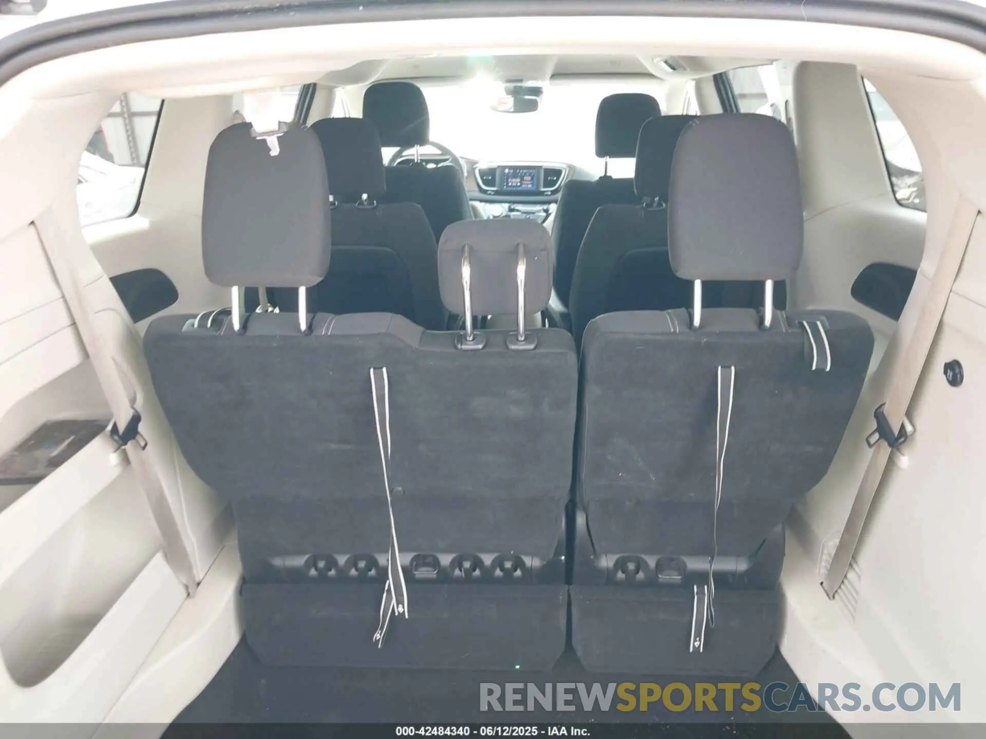 17 fotografías del automóvil dañado 2C4RC1CG2PR550068 CHRYSLER VOYAGER 2023