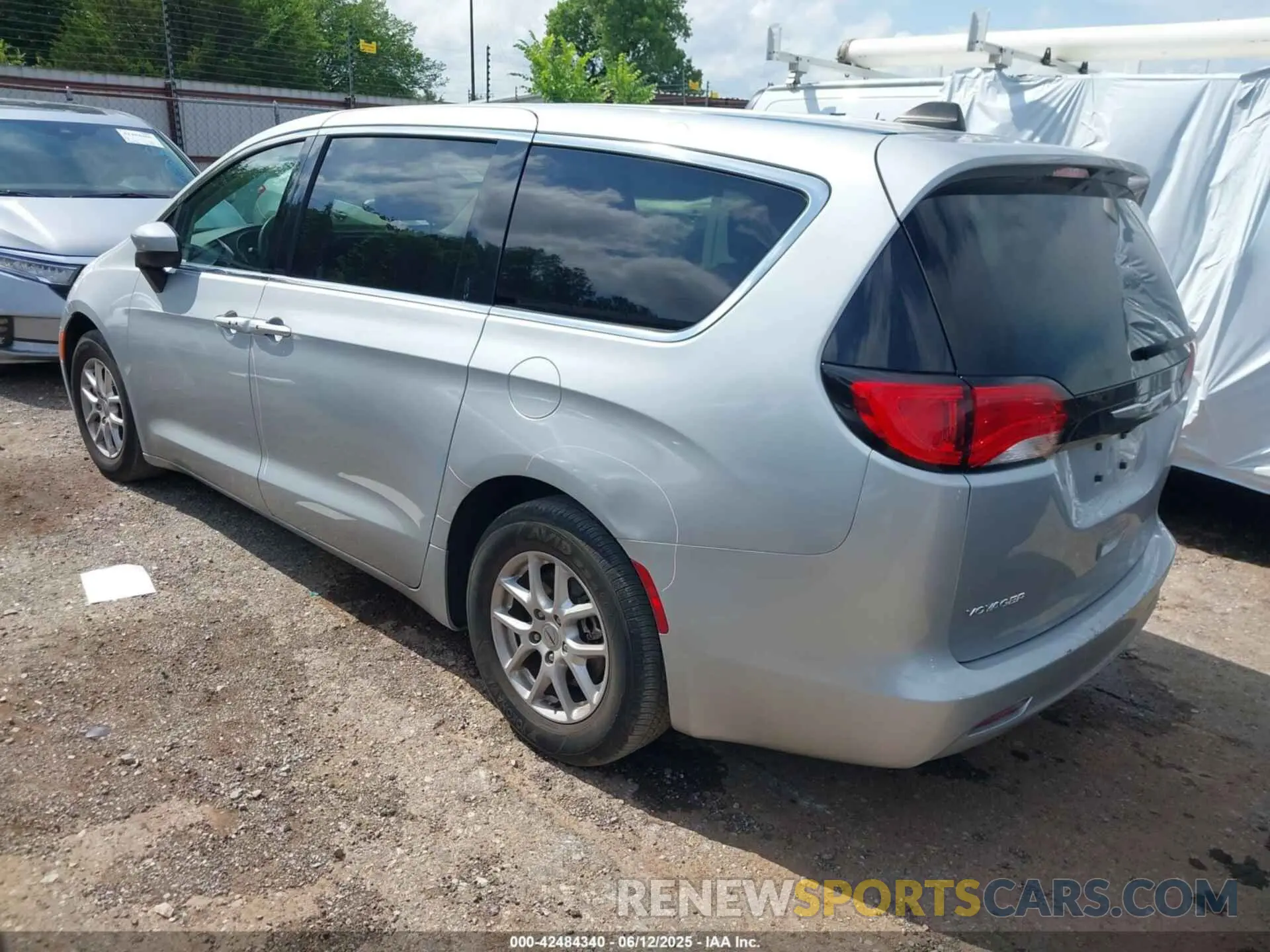 3 fotografías del automóvil dañado 2C4RC1CG2PR550068 CHRYSLER VOYAGER 2023