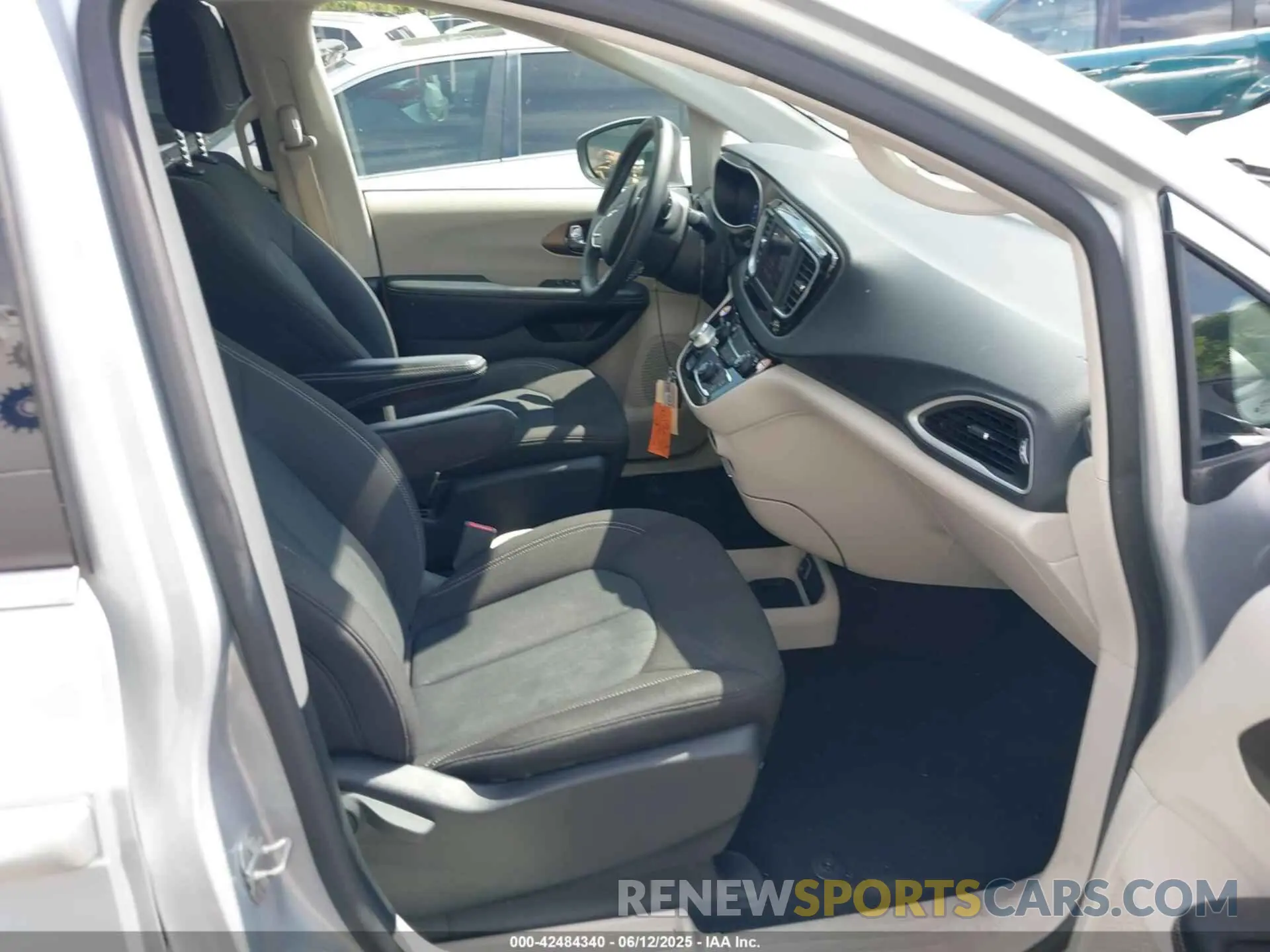5 fotografías del automóvil dañado 2C4RC1CG2PR550068 CHRYSLER VOYAGER 2023