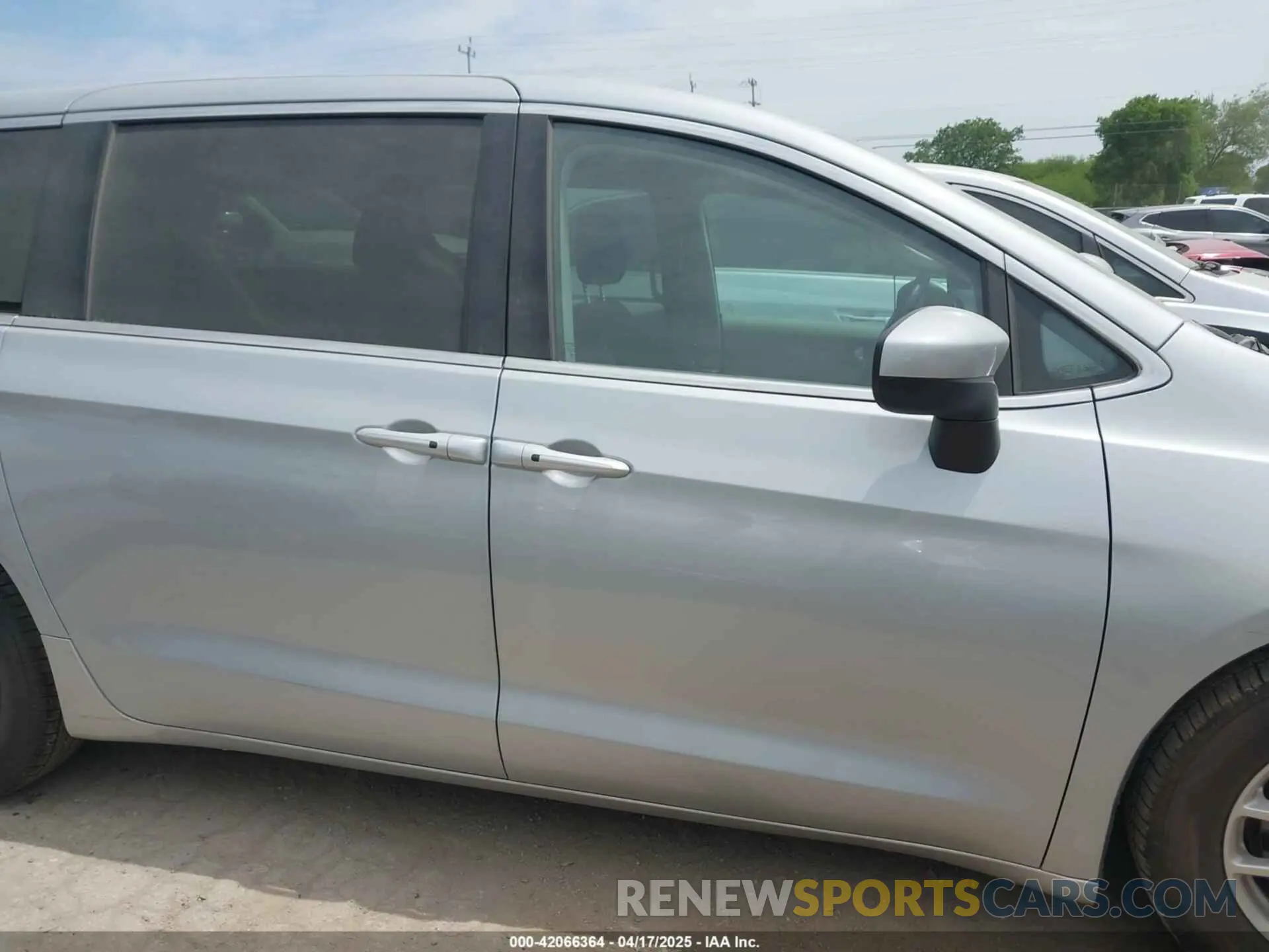 13 fotografías del automóvil dañado 2C4RC1CG2PR597083 CHRYSLER VOYAGER 2023
