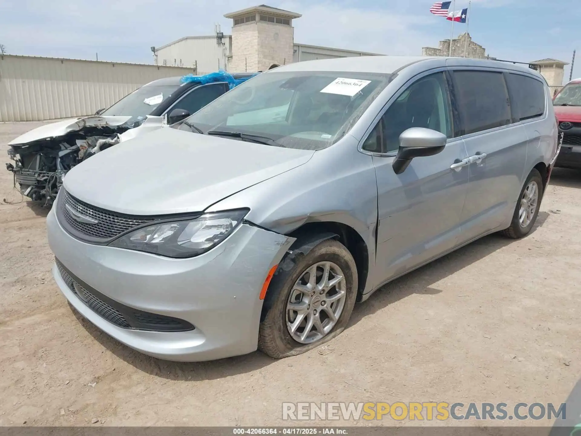 2 fotografías del automóvil dañado 2C4RC1CG2PR597083 CHRYSLER VOYAGER 2023