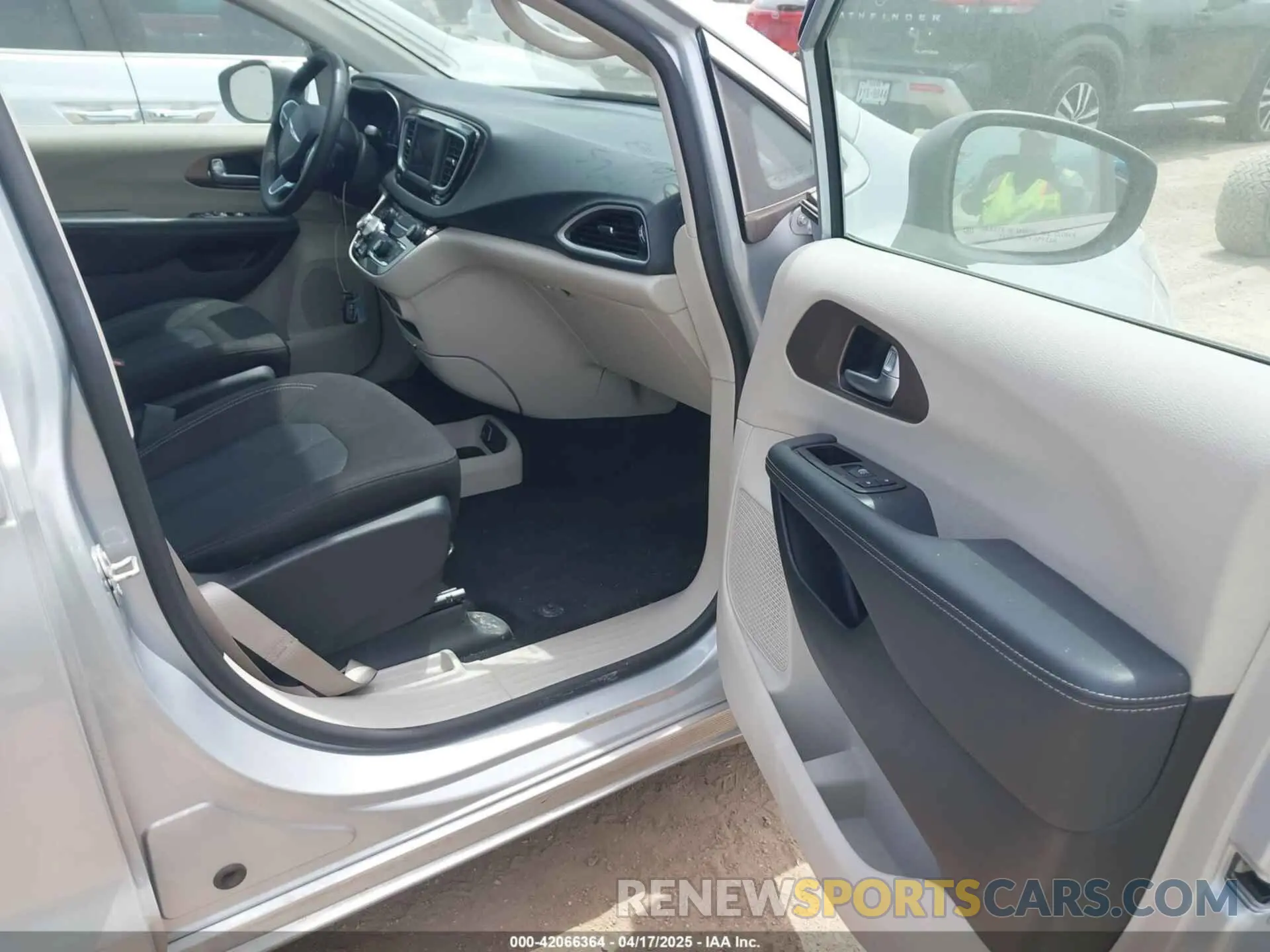 5 fotografías del automóvil dañado 2C4RC1CG2PR597083 CHRYSLER VOYAGER 2023
