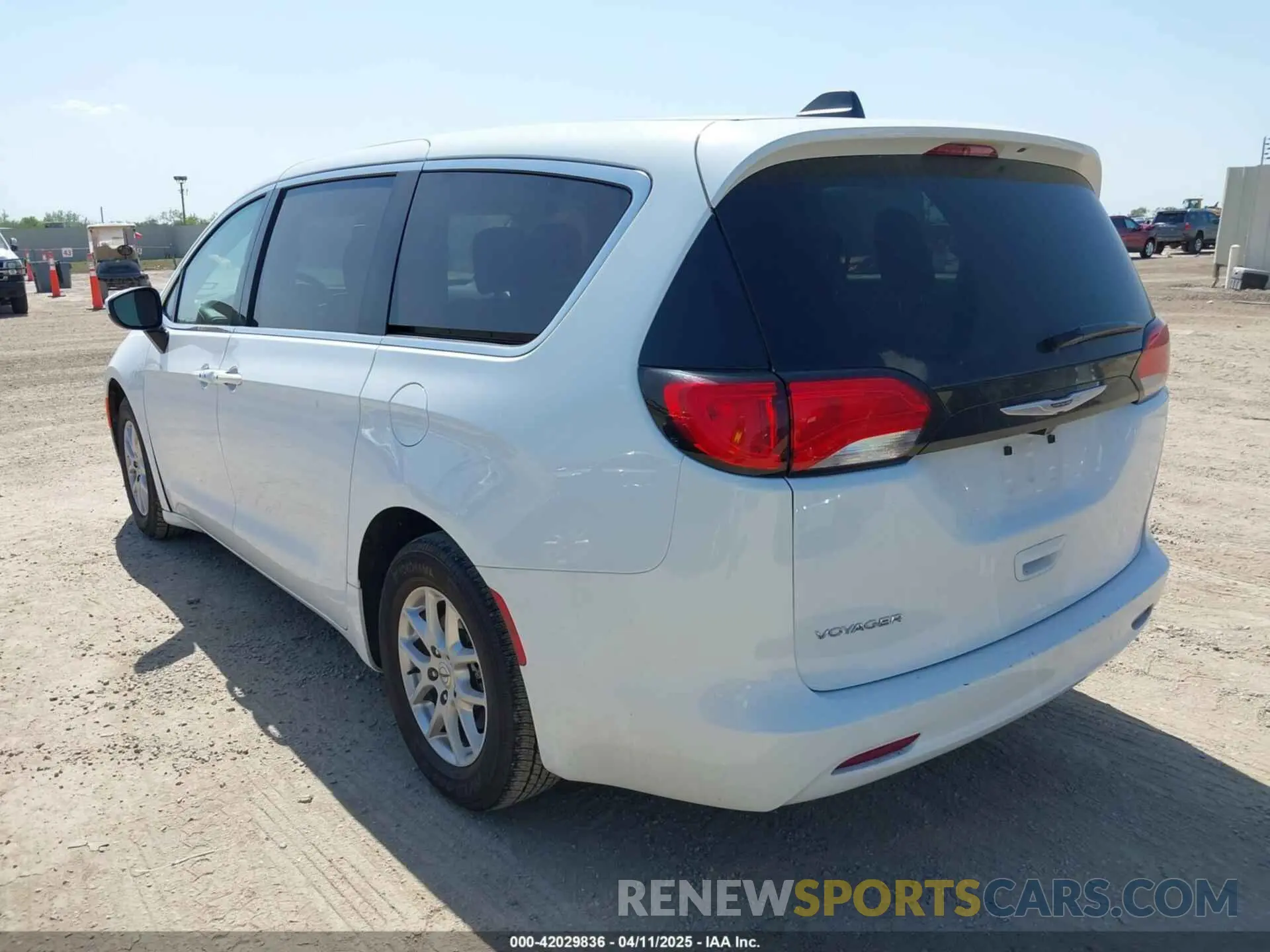 3 fotografías del automóvil dañado 2C4RC1CG2PR602699 CHRYSLER VOYAGER 2023