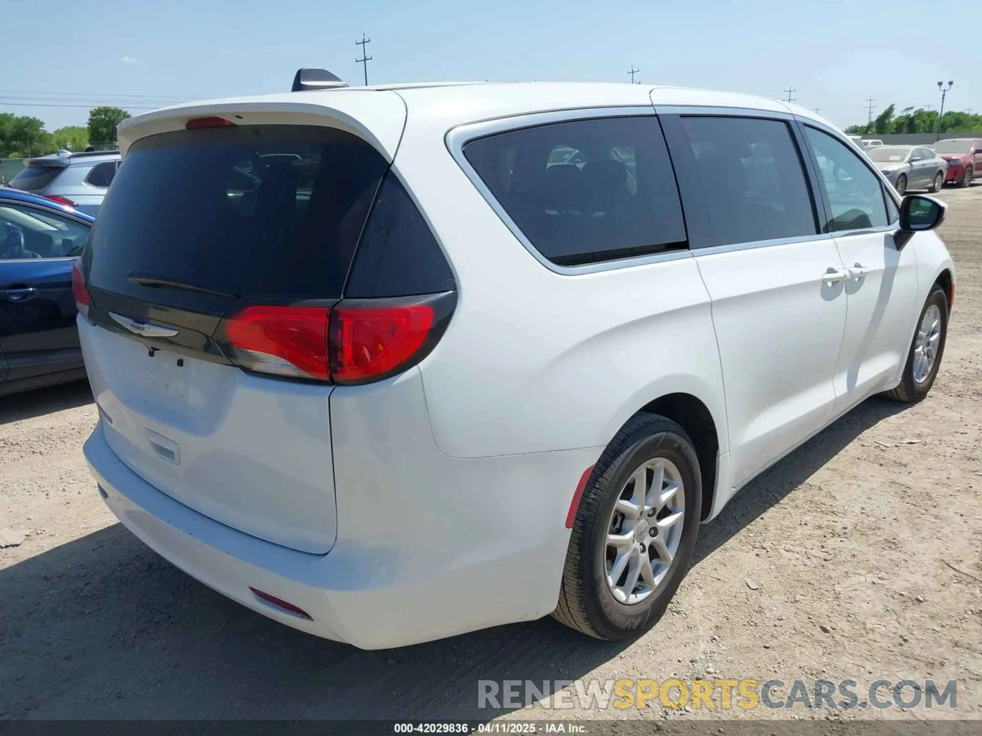 4 fotografías del automóvil dañado 2C4RC1CG2PR602699 CHRYSLER VOYAGER 2023