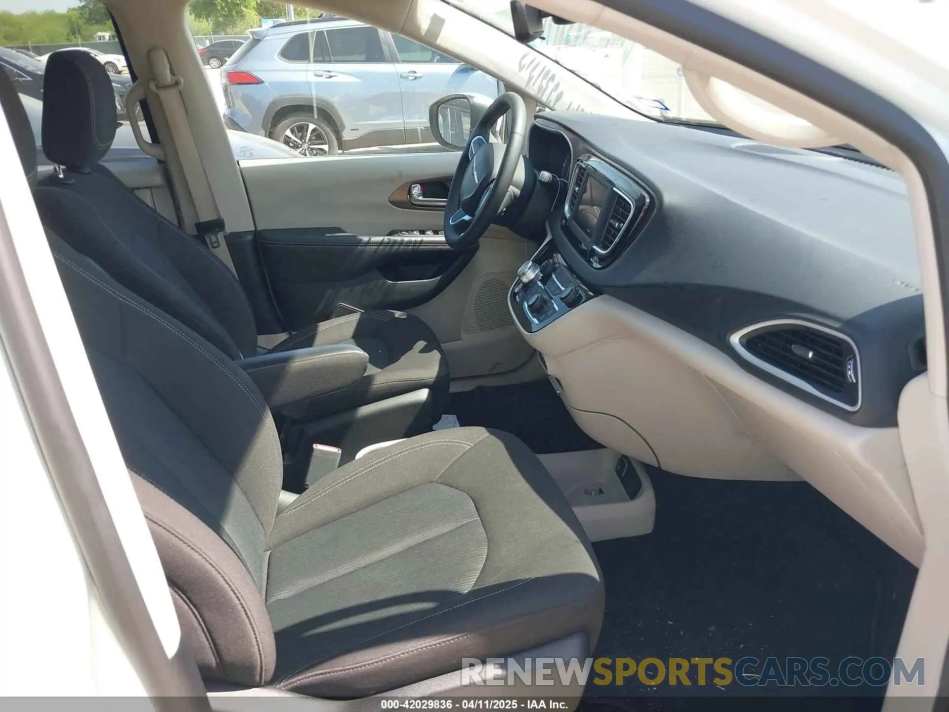 5 fotografías del automóvil dañado 2C4RC1CG2PR602699 CHRYSLER VOYAGER 2023