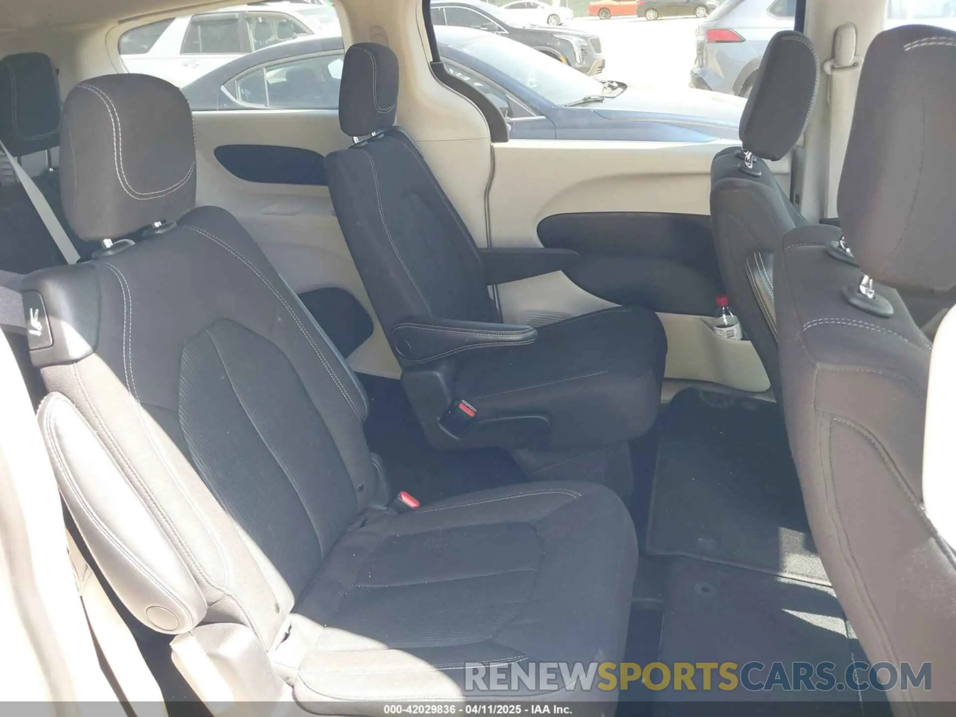 8 fotografías del automóvil dañado 2C4RC1CG2PR602699 CHRYSLER VOYAGER 2023