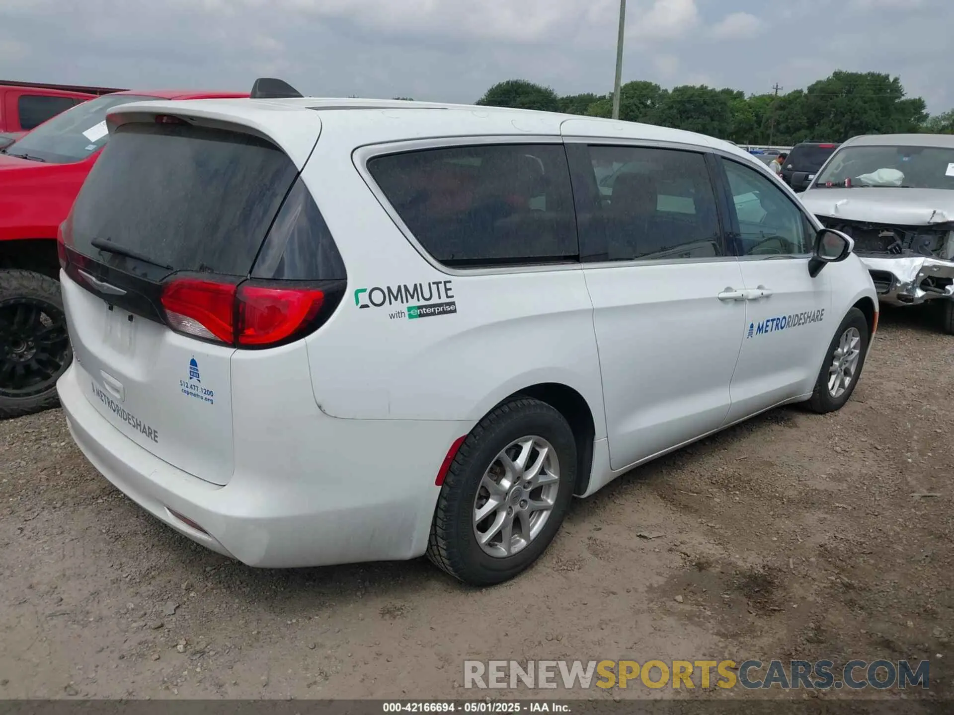 4 fotografías del automóvil dañado 2C4RC1CG3PR525793 CHRYSLER VOYAGER 2023