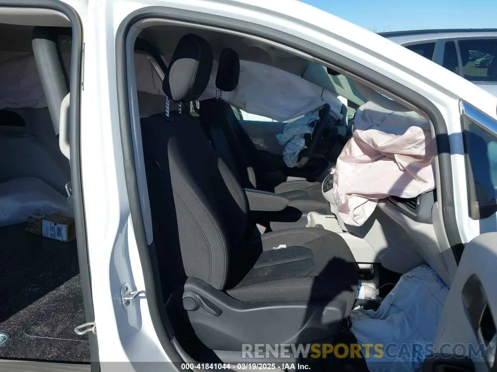 5 fotografías del automóvil dañado 2C4RC1CG3PR537510 CHRYSLER VOYAGER 2023