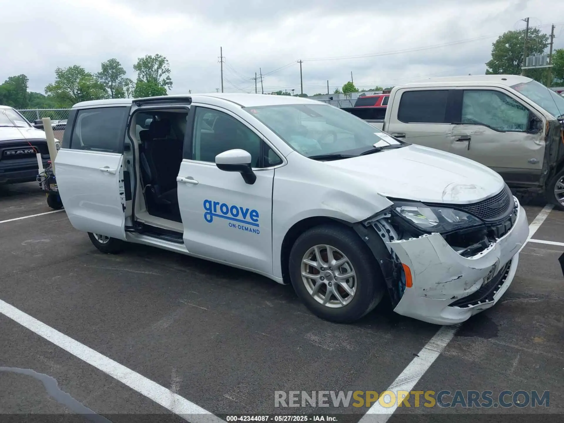 13 fotografías del automóvil dañado 2C4RC1CG3PR567963 CHRYSLER VOYAGER 2023