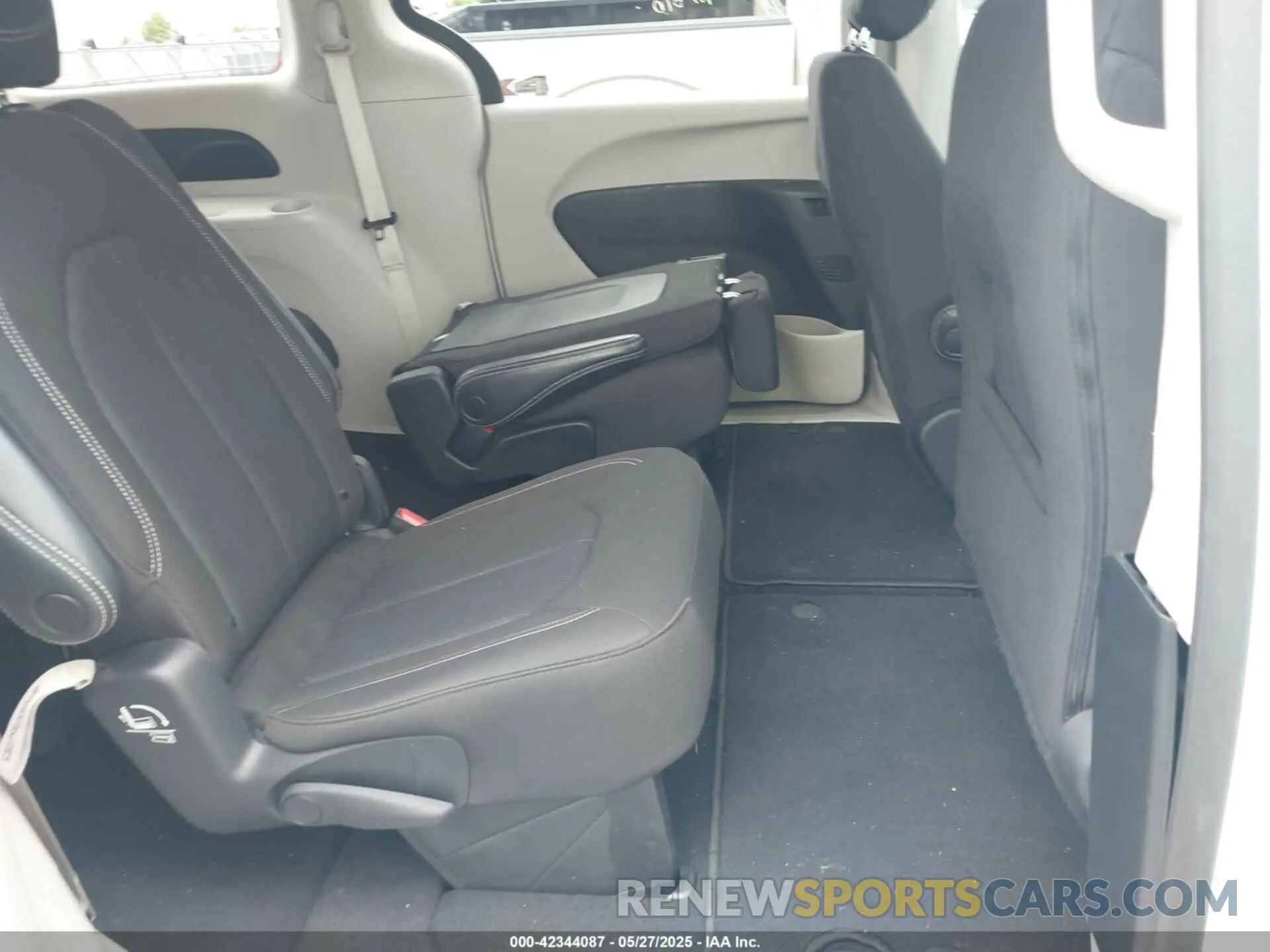 8 fotografías del automóvil dañado 2C4RC1CG3PR567963 CHRYSLER VOYAGER 2023