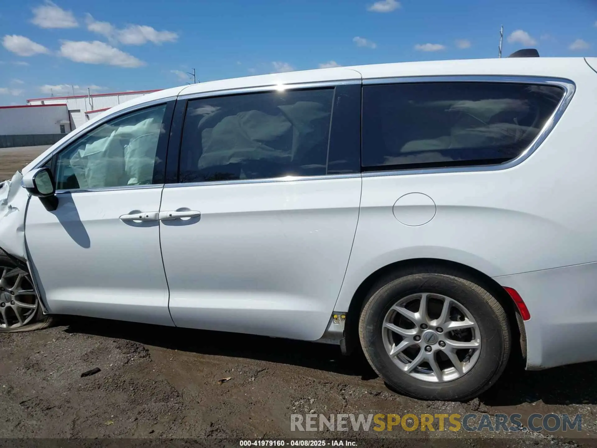 13 fotografías del automóvil dañado 2C4RC1CG4PR534115 CHRYSLER VOYAGER 2023