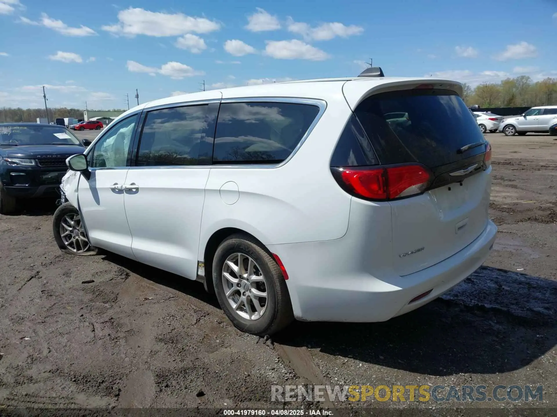 3 fotografías del automóvil dañado 2C4RC1CG4PR534115 CHRYSLER VOYAGER 2023