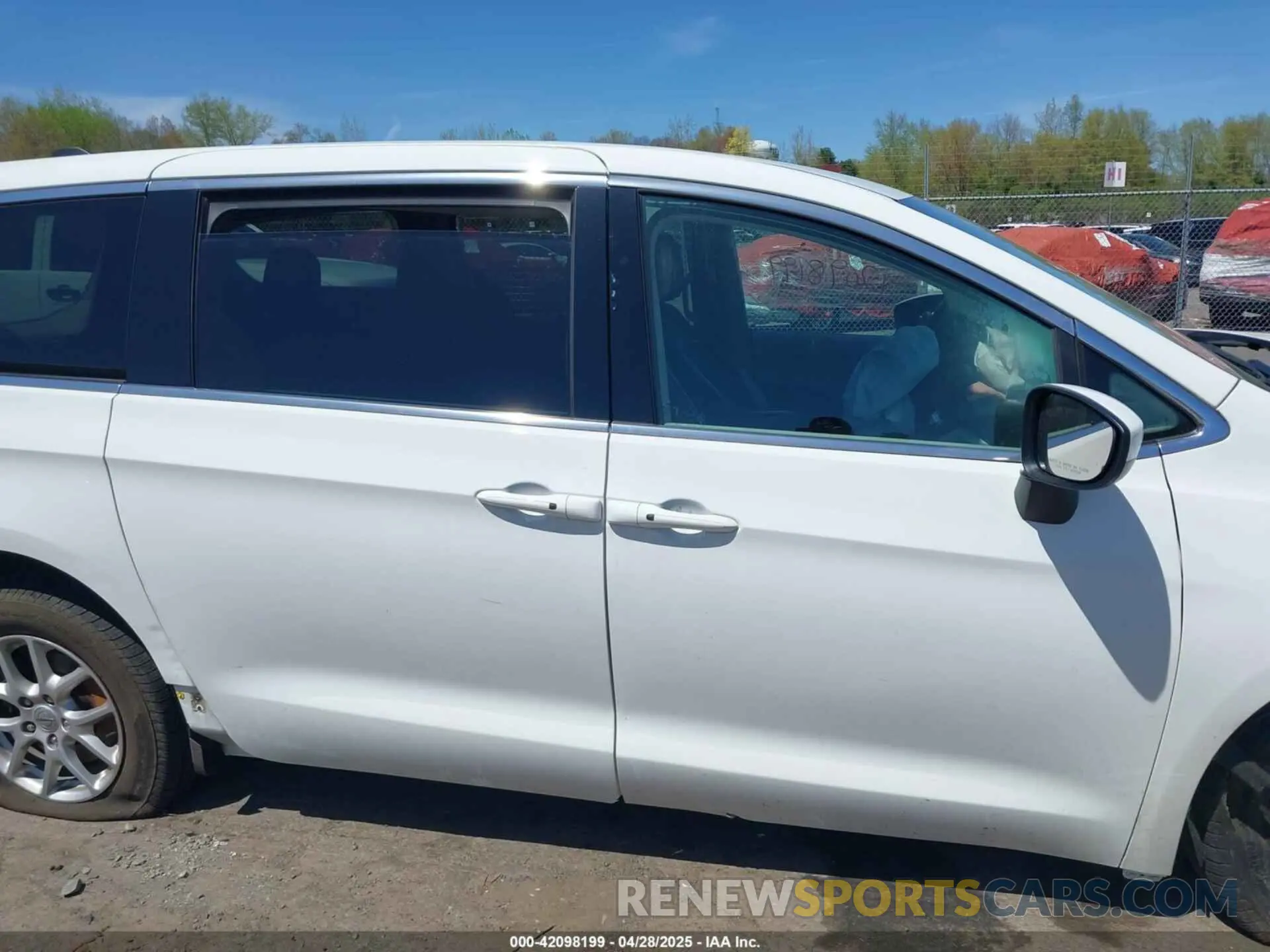 14 fotografías del automóvil dañado 2C4RC1CG4PR568135 CHRYSLER VOYAGER 2023