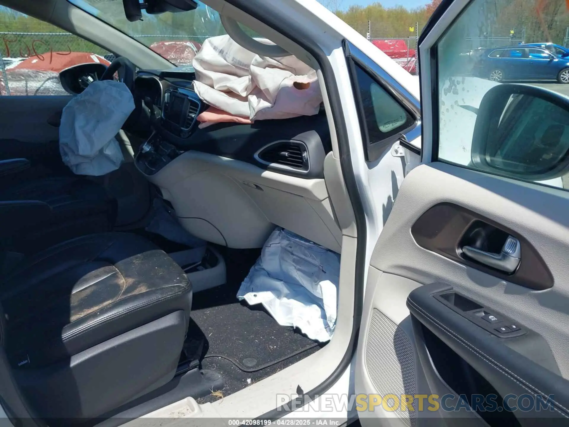 5 fotografías del automóvil dañado 2C4RC1CG4PR568135 CHRYSLER VOYAGER 2023