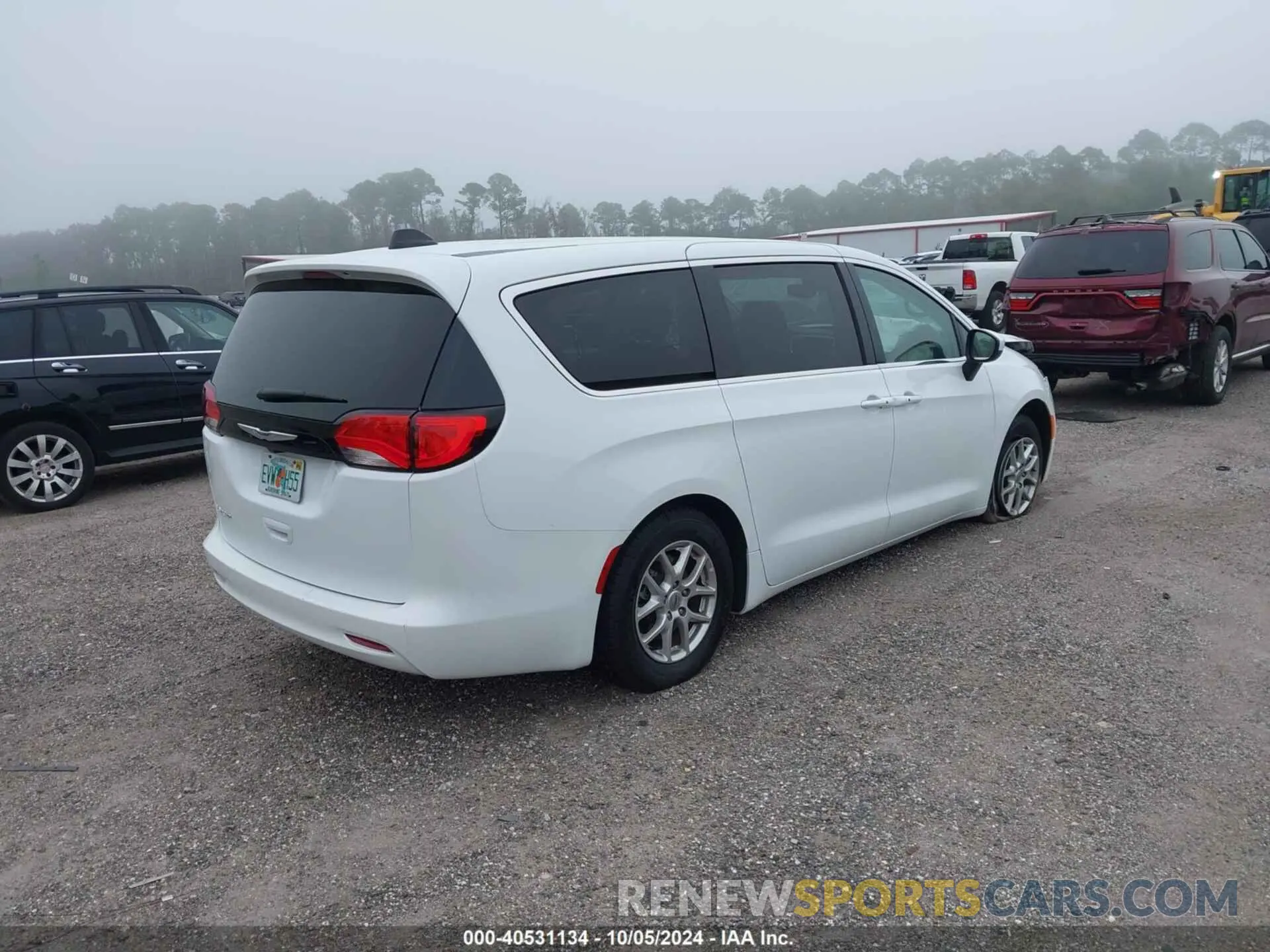 4 fotografías del automóvil dañado 2C4RC1CG4PR597330 CHRYSLER VOYAGER 2023