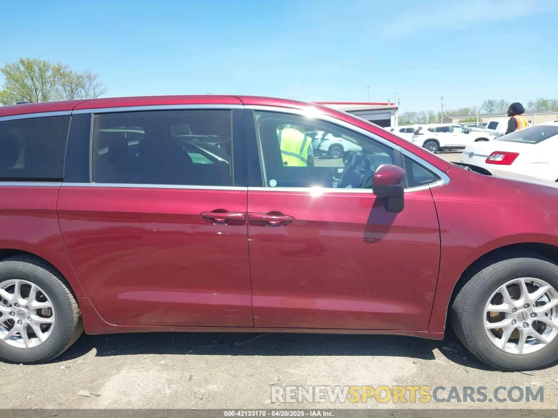 13 fotografías del automóvil dañado 2C4RC1CG5PR551876 CHRYSLER VOYAGER 2023