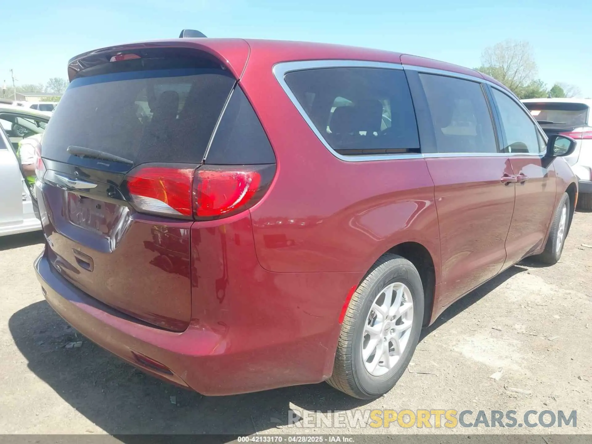 4 fotografías del automóvil dañado 2C4RC1CG5PR551876 CHRYSLER VOYAGER 2023