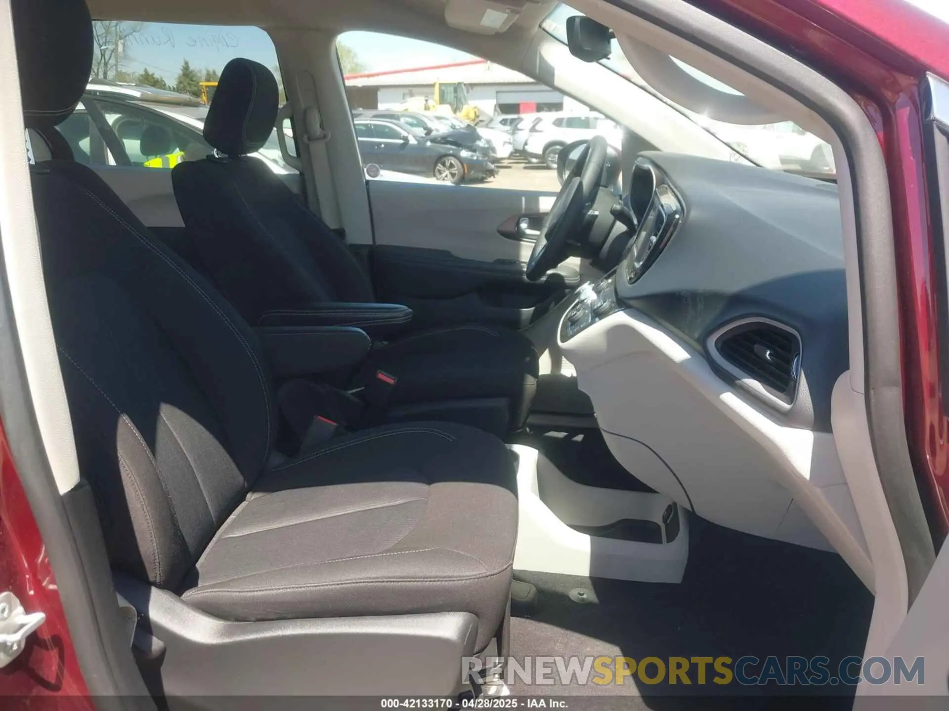 5 fotografías del automóvil dañado 2C4RC1CG5PR551876 CHRYSLER VOYAGER 2023