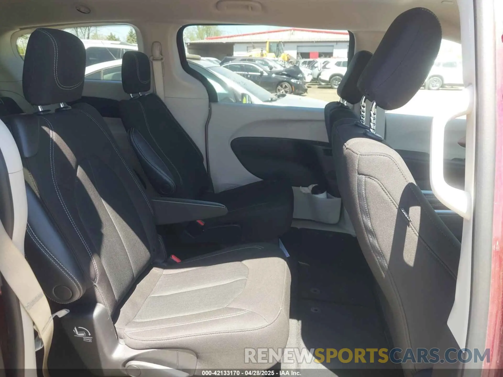 8 fotografías del automóvil dañado 2C4RC1CG5PR551876 CHRYSLER VOYAGER 2023