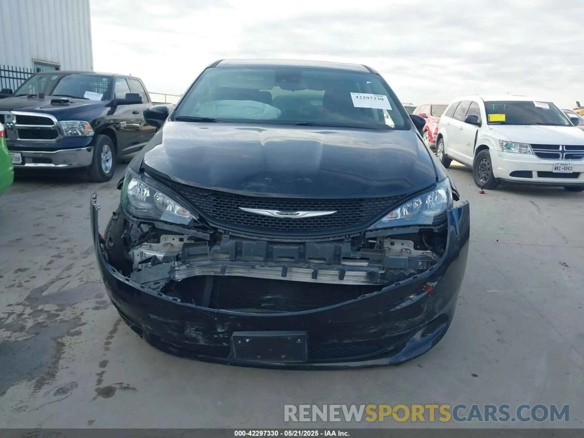 12 fotografías del automóvil dañado 2C4RC1CG5PR602566 CHRYSLER VOYAGER 2023