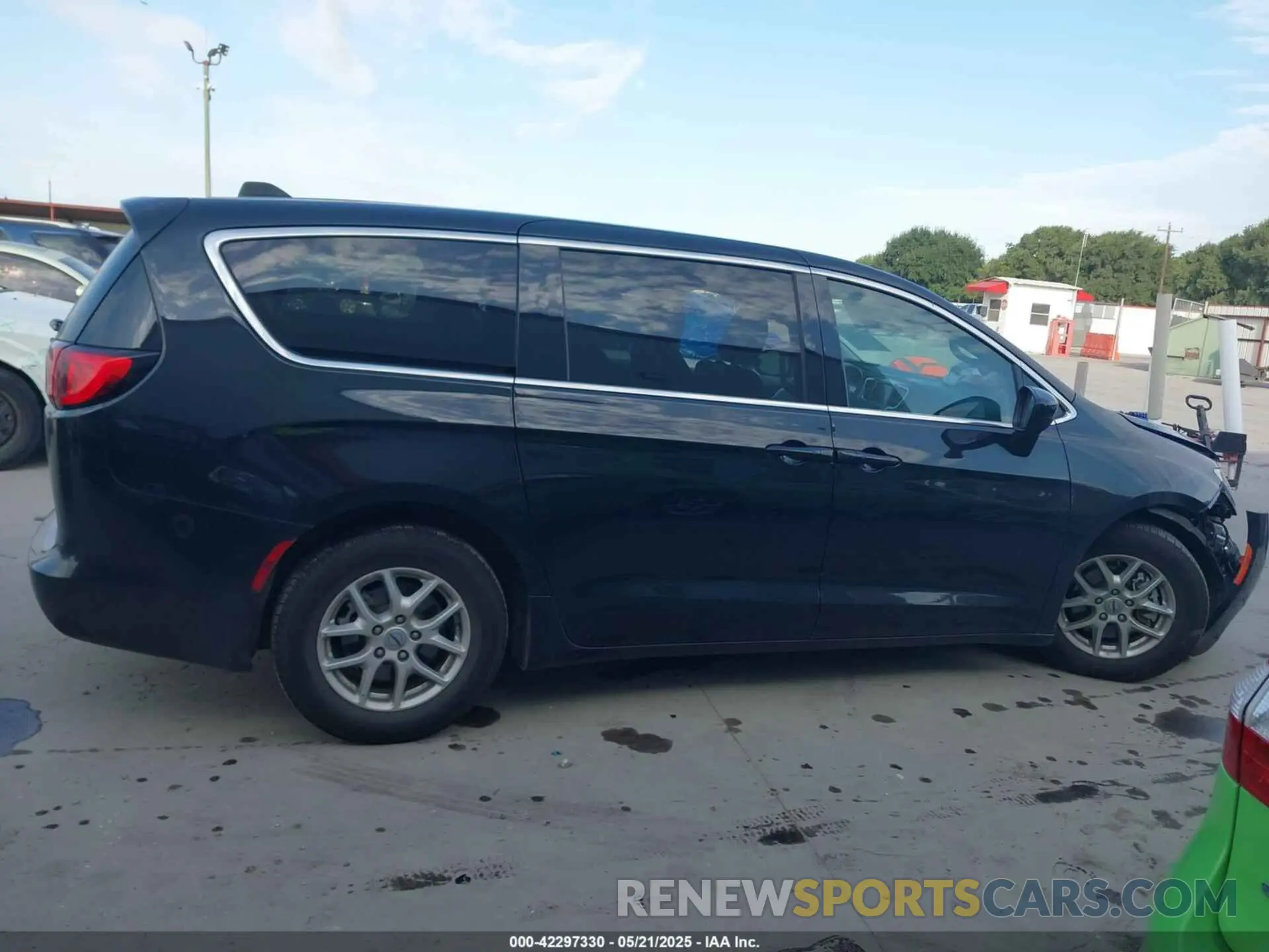 13 fotografías del automóvil dañado 2C4RC1CG5PR602566 CHRYSLER VOYAGER 2023