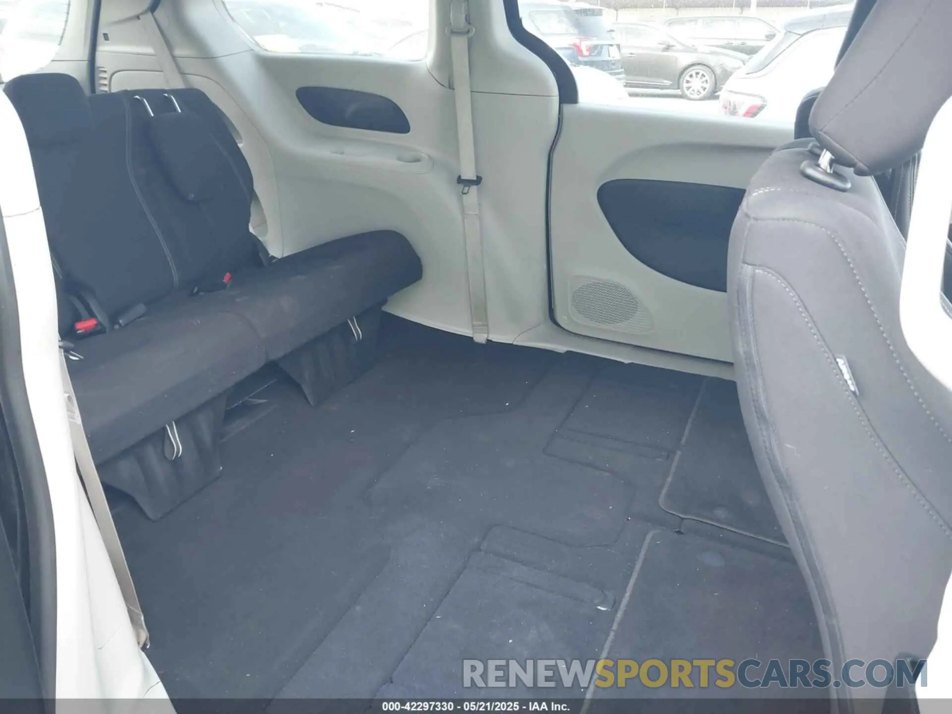 8 fotografías del automóvil dañado 2C4RC1CG5PR602566 CHRYSLER VOYAGER 2023