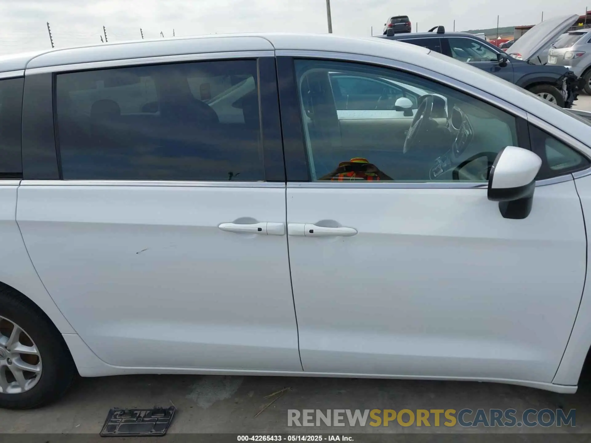 13 fotografías del automóvil dañado 2C4RC1CG5PR613387 CHRYSLER VOYAGER 2023