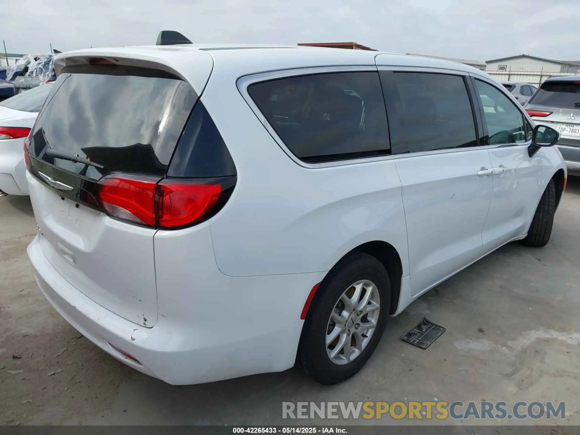 4 fotografías del automóvil dañado 2C4RC1CG5PR613387 CHRYSLER VOYAGER 2023