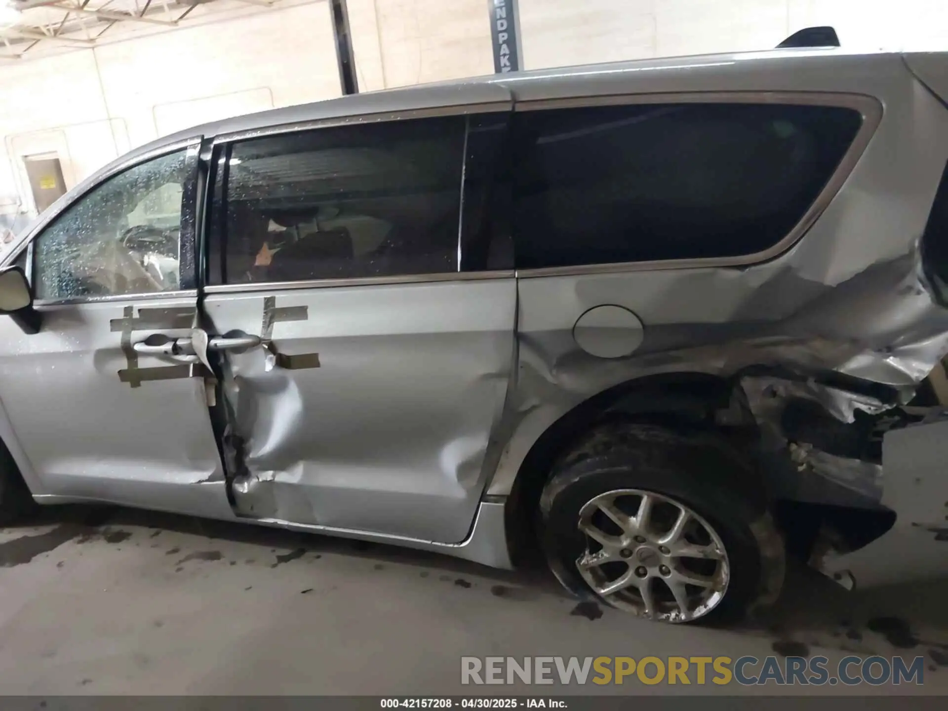 14 fotografías del automóvil dañado 2C4RC1CG6PR549246 CHRYSLER VOYAGER 2023