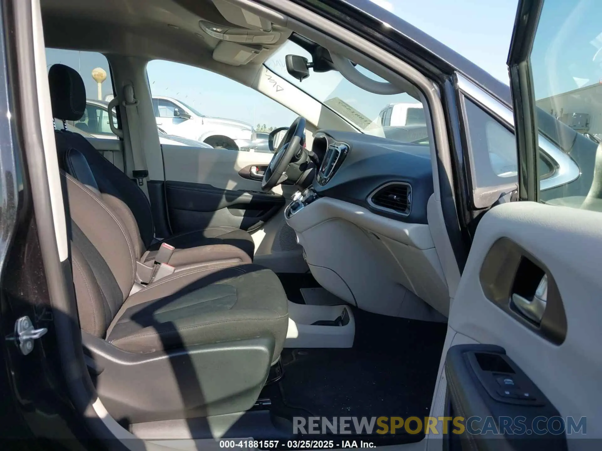 5 fotografías del automóvil dañado 2C4RC1CG6PR557816 CHRYSLER VOYAGER 2023
