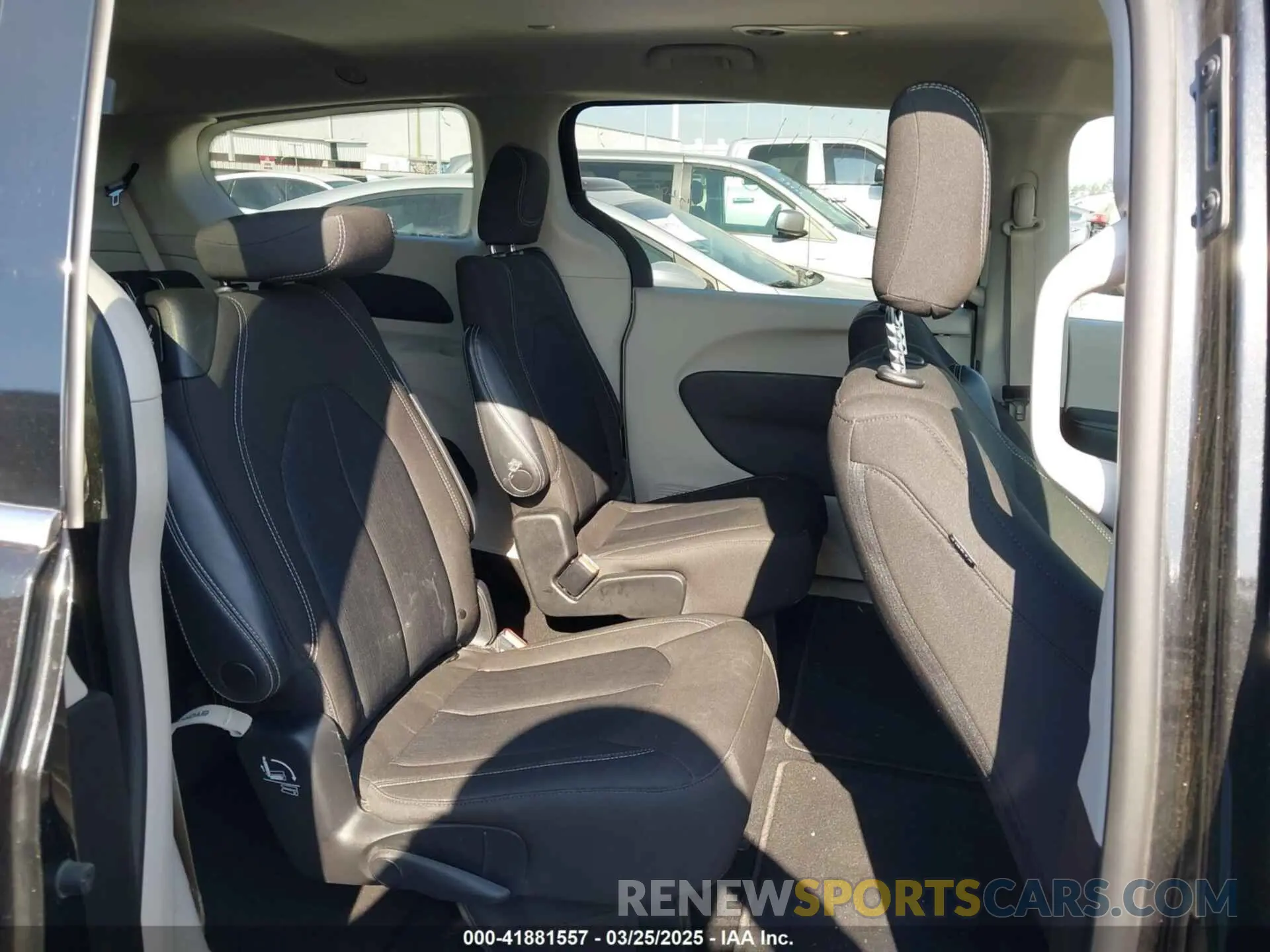 8 fotografías del automóvil dañado 2C4RC1CG6PR557816 CHRYSLER VOYAGER 2023