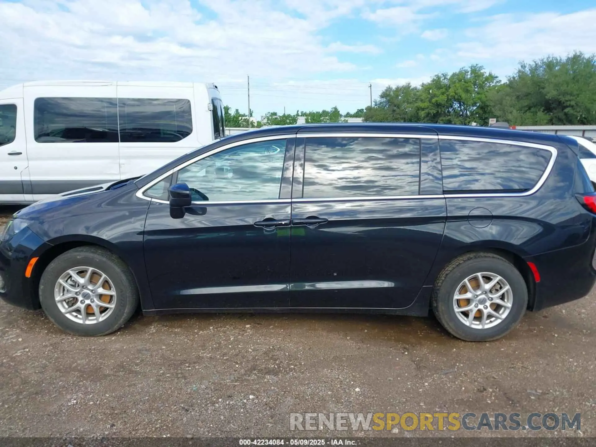 14 fotografías del automóvil dañado 2C4RC1CG6PR602754 CHRYSLER VOYAGER 2023