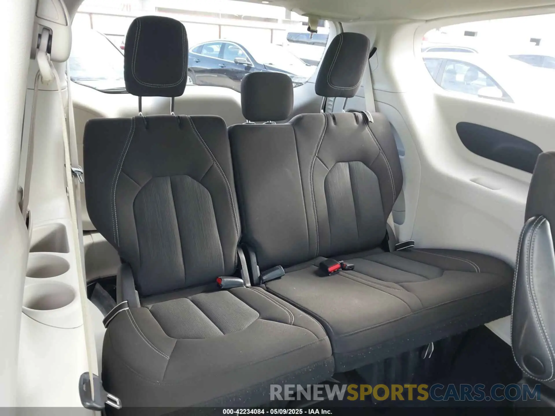 17 fotografías del automóvil dañado 2C4RC1CG6PR602754 CHRYSLER VOYAGER 2023