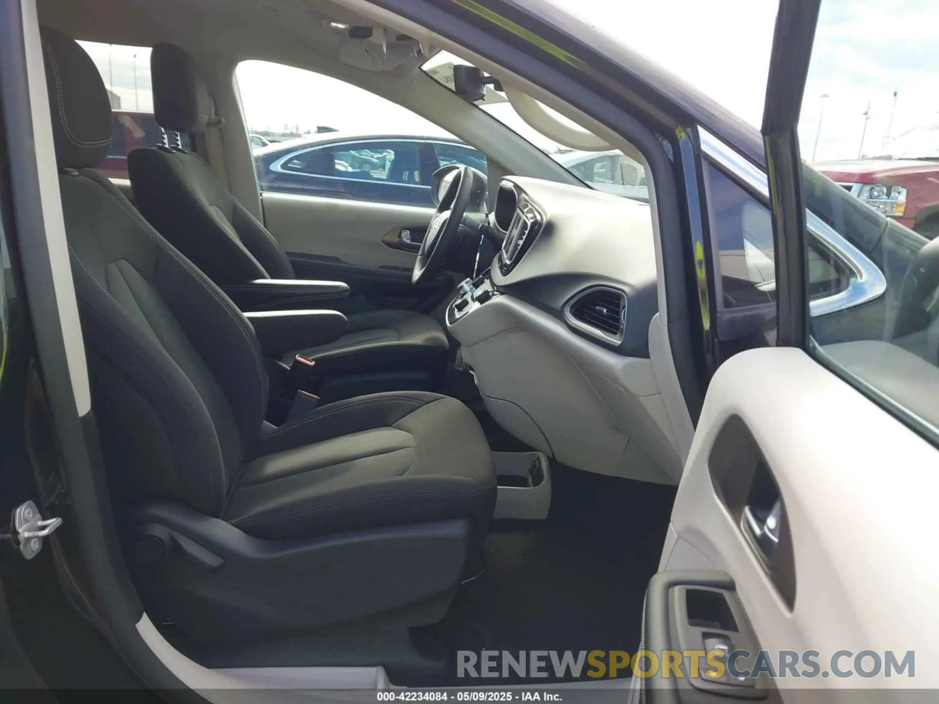 5 fotografías del automóvil dañado 2C4RC1CG6PR602754 CHRYSLER VOYAGER 2023