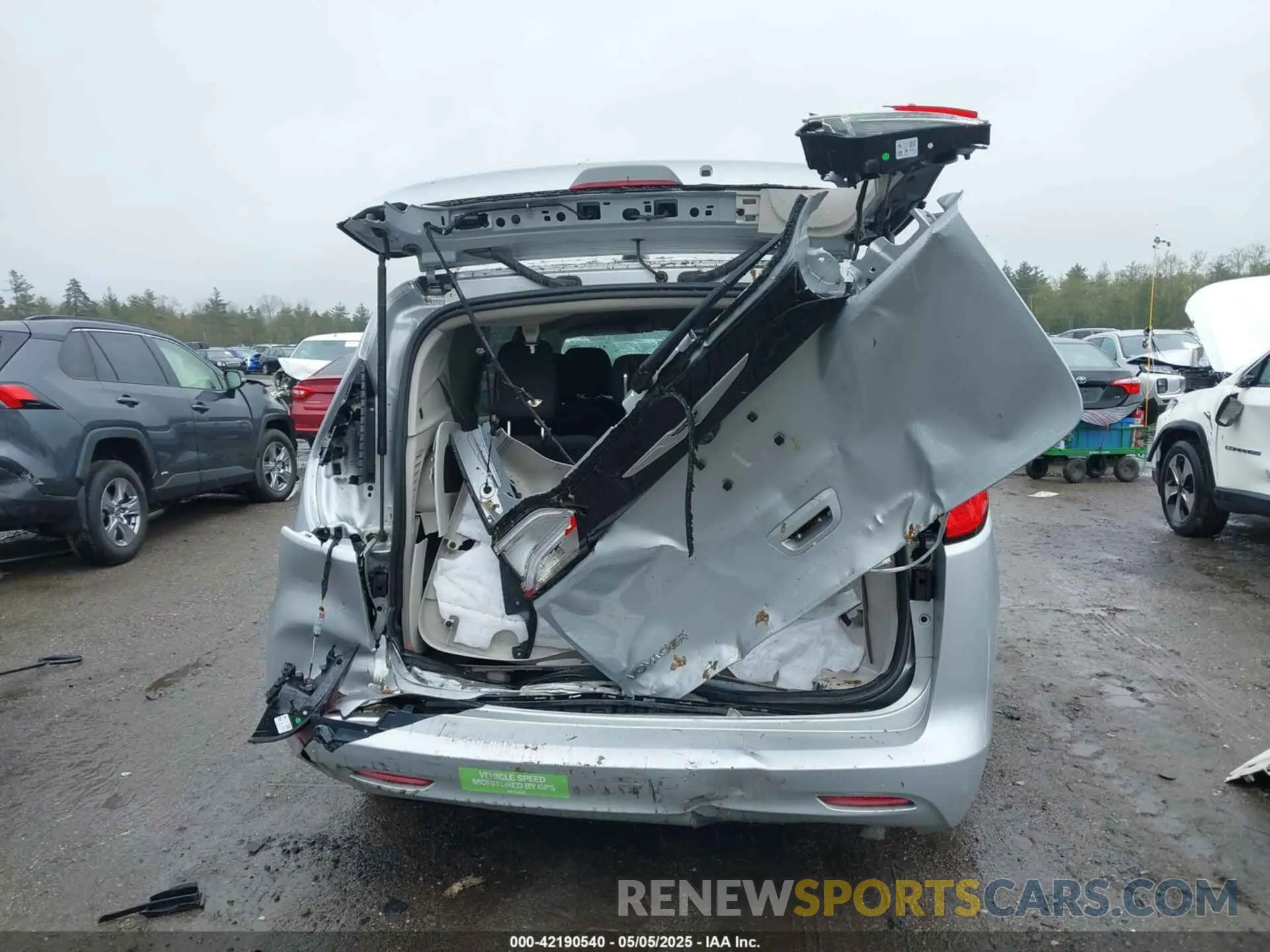 16 fotografías del automóvil dañado 2C4RC1CG6PR616945 CHRYSLER VOYAGER 2023